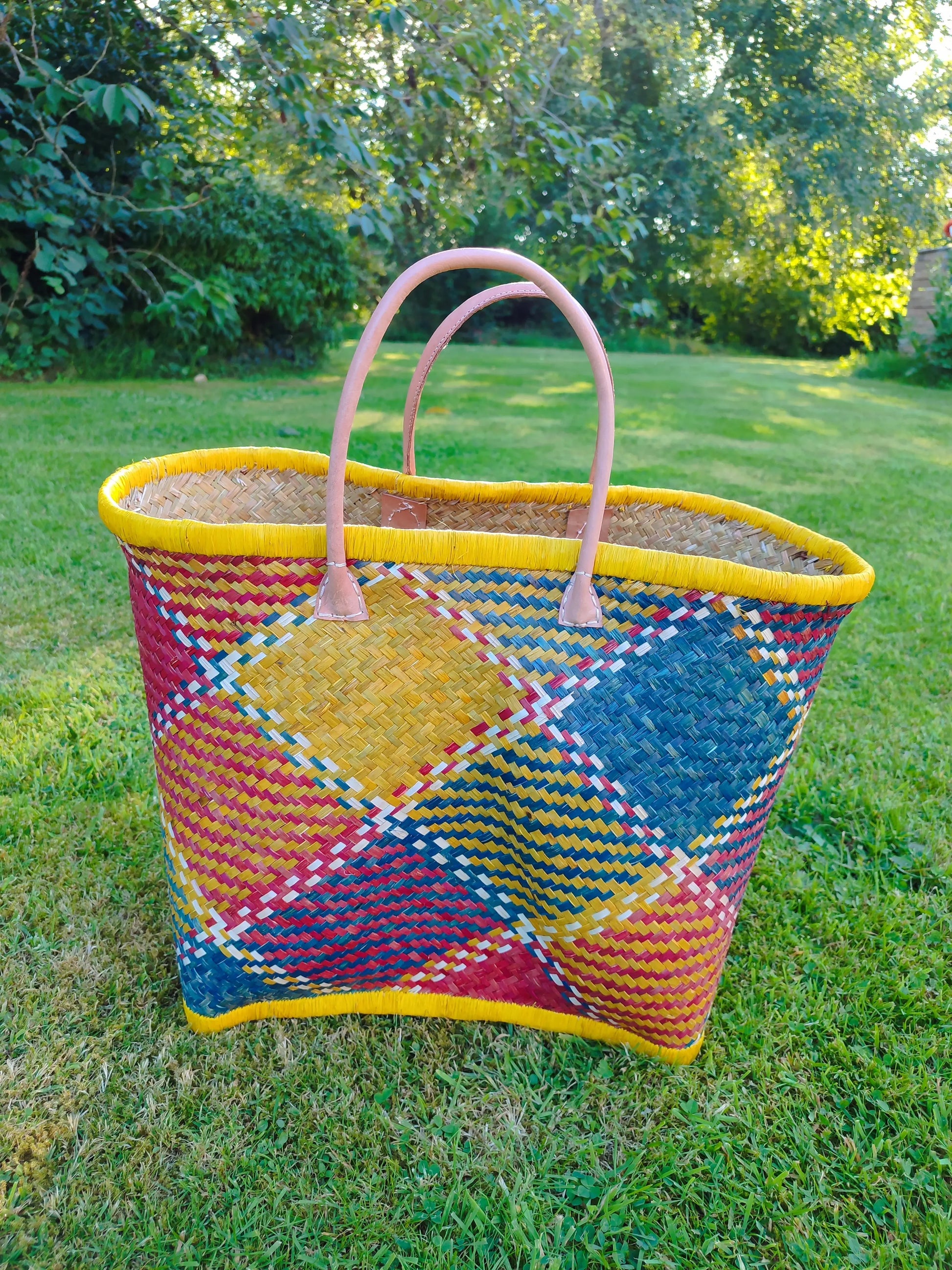 Grand panier en osier multicolore – anses cuir – fait main – cabas marché & plage Le Grenier de la Presqu'ile