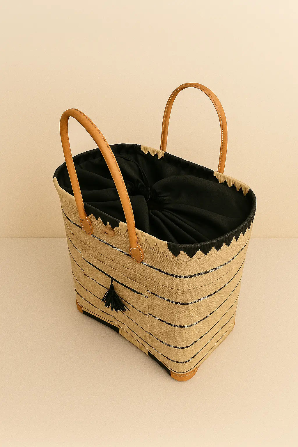 Panier Playa – Tressage naturel et finitions cuir Le Grenier de la Presqu'ile