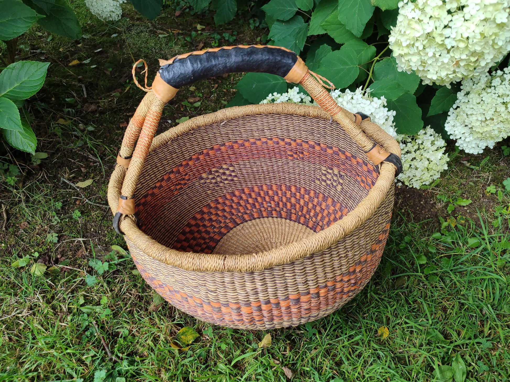 Panier rond tressé africain Bolga – Anse cuir Le Grenier de la Presqu'ile