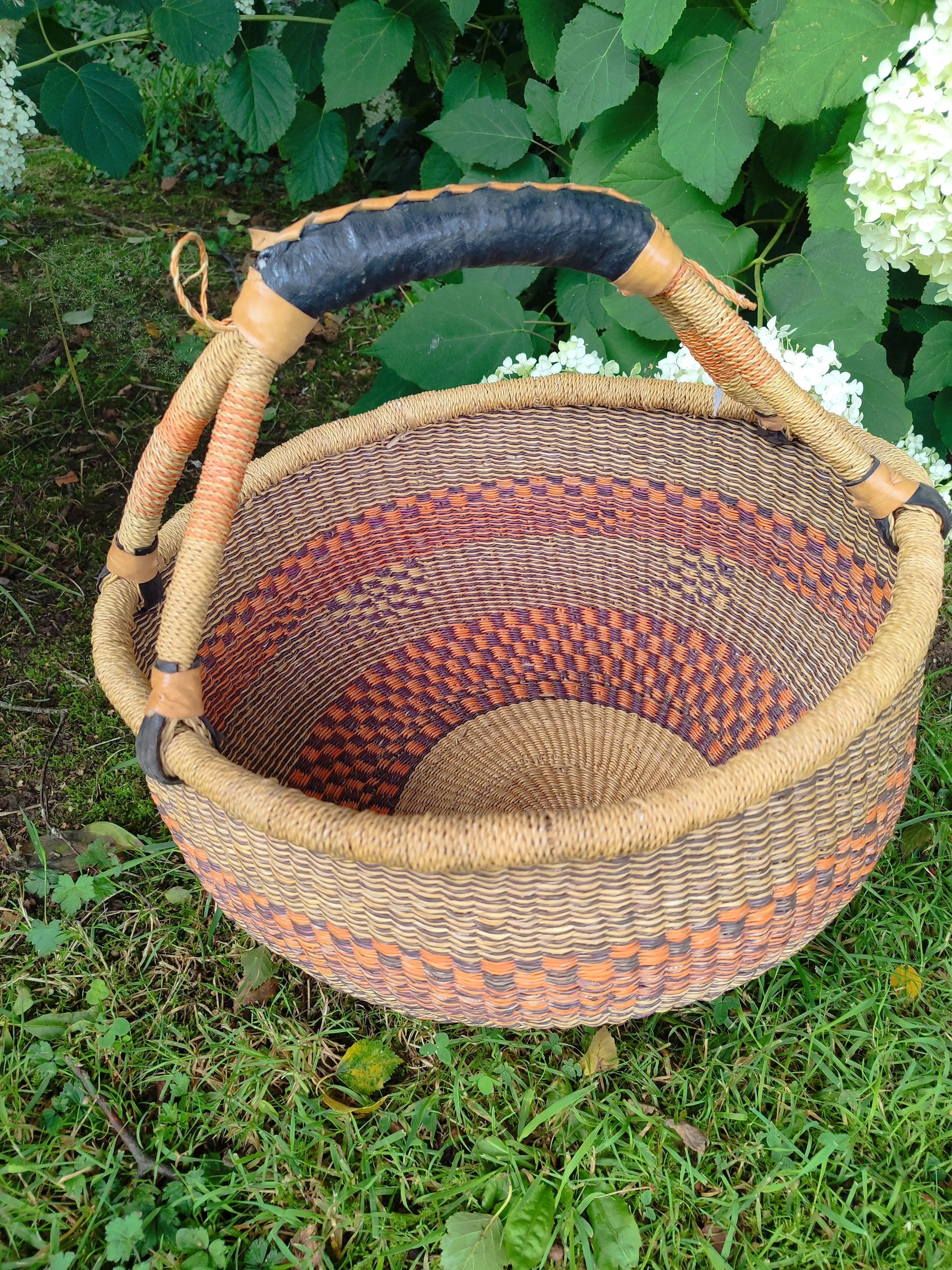 Panier rond tressé africain Bolga – Anse cuir Le Grenier de la Presqu'ile