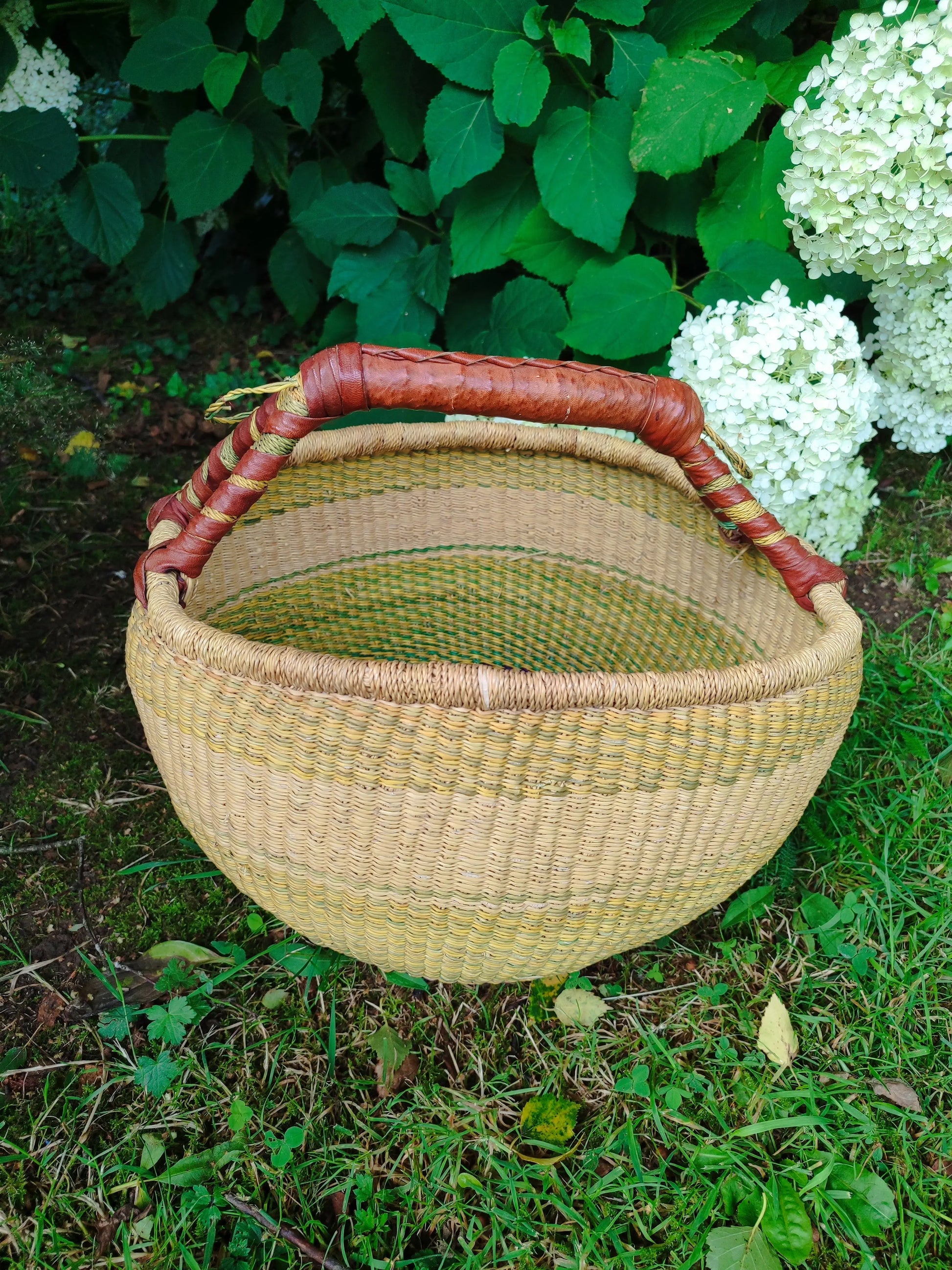 Panier rond africain Bolga naturel – Tressage artisanal & anse cuir Le Grenier de la Presqu'ile