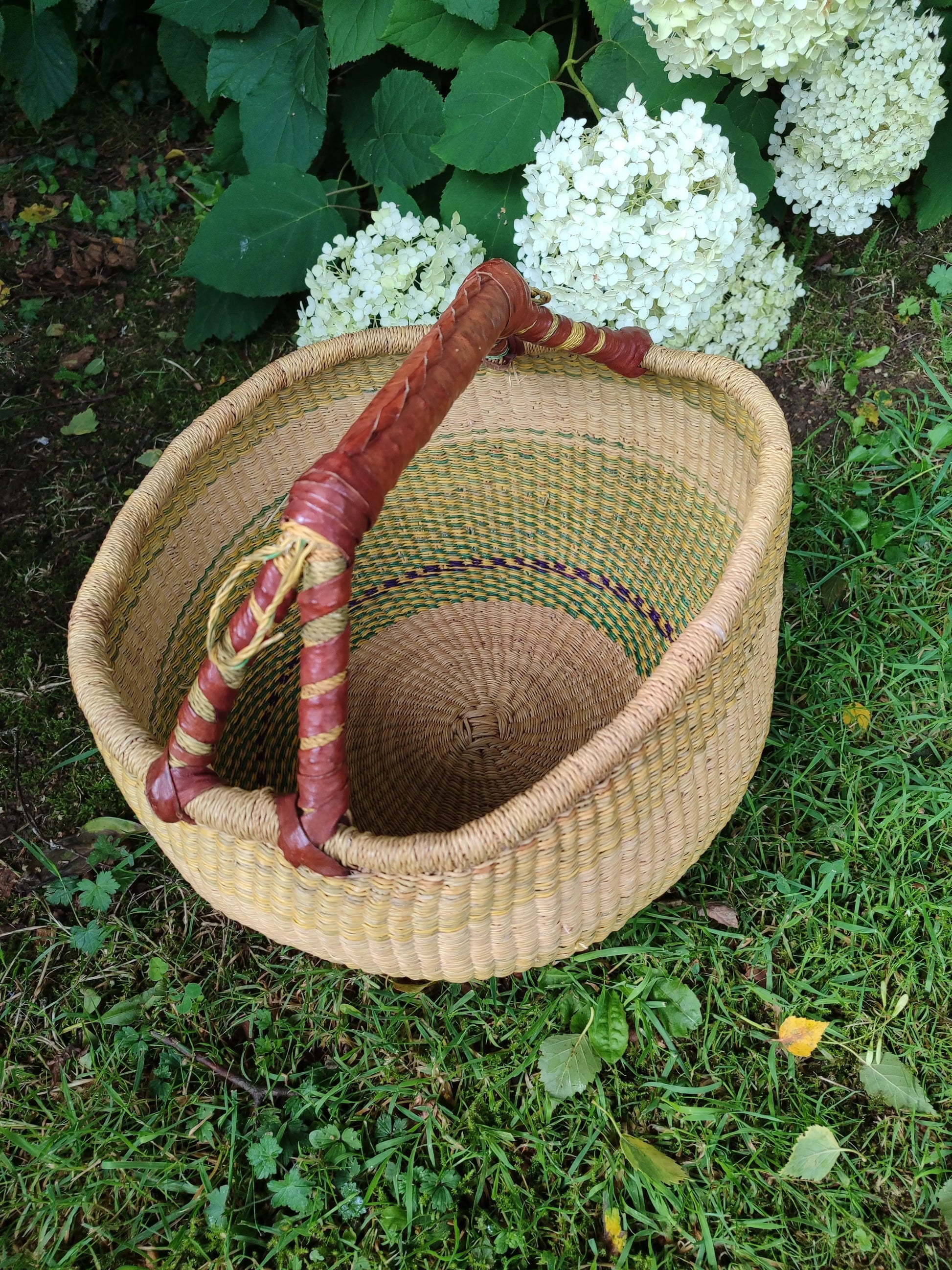 Panier rond africain Bolga naturel – Tressage artisanal & anse cuir Le Grenier de la Presqu'ile