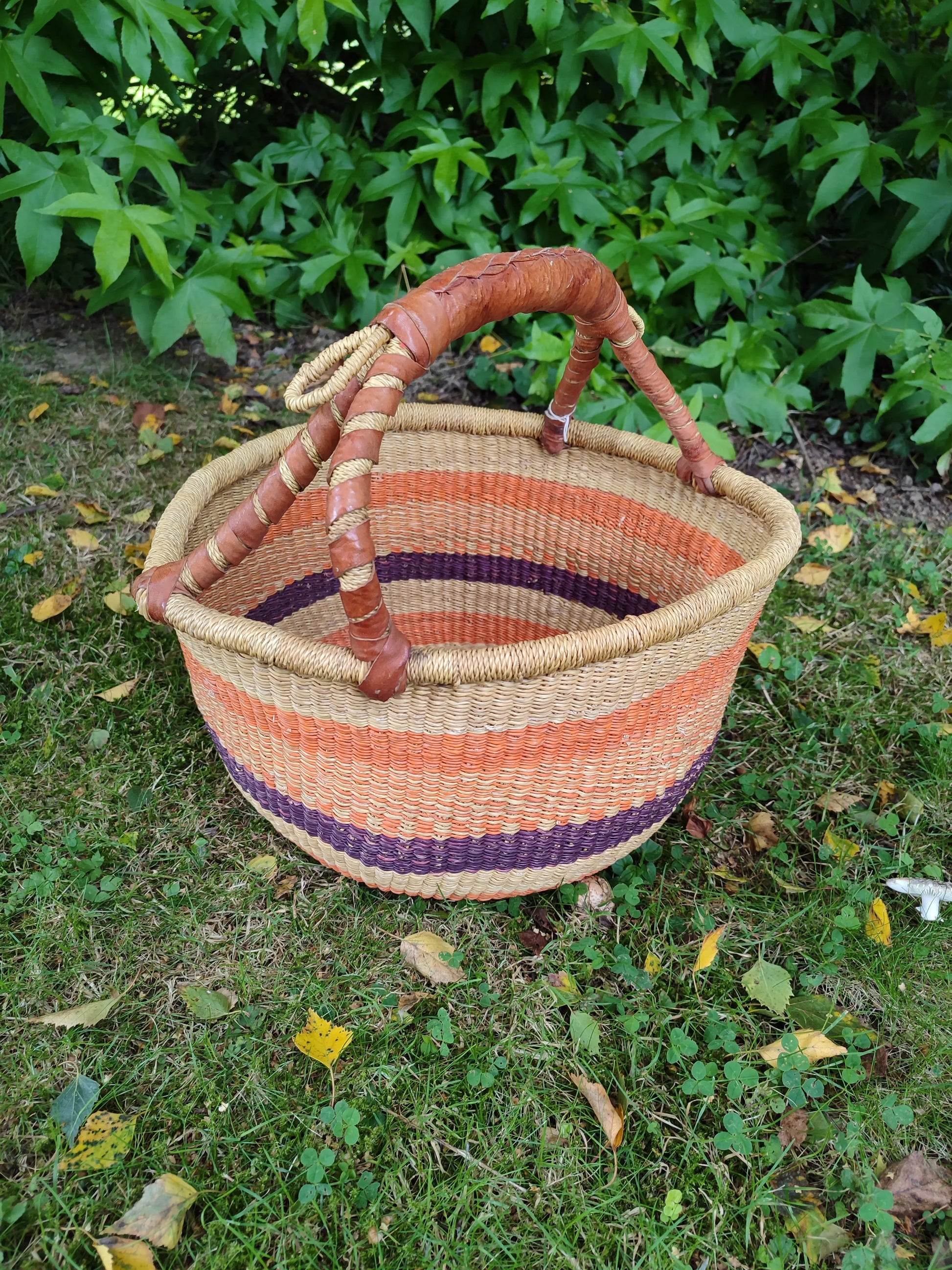 Panier rond africain Bolga – Tressage artisanal & anse cuir Le Grenier de la Presqu'ile