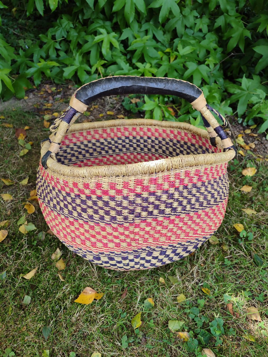 Panier rond africain Bolga naturel, rouge et bleu – Tressage artisanal & anse cuir Le Grenier de la Presqu'ile