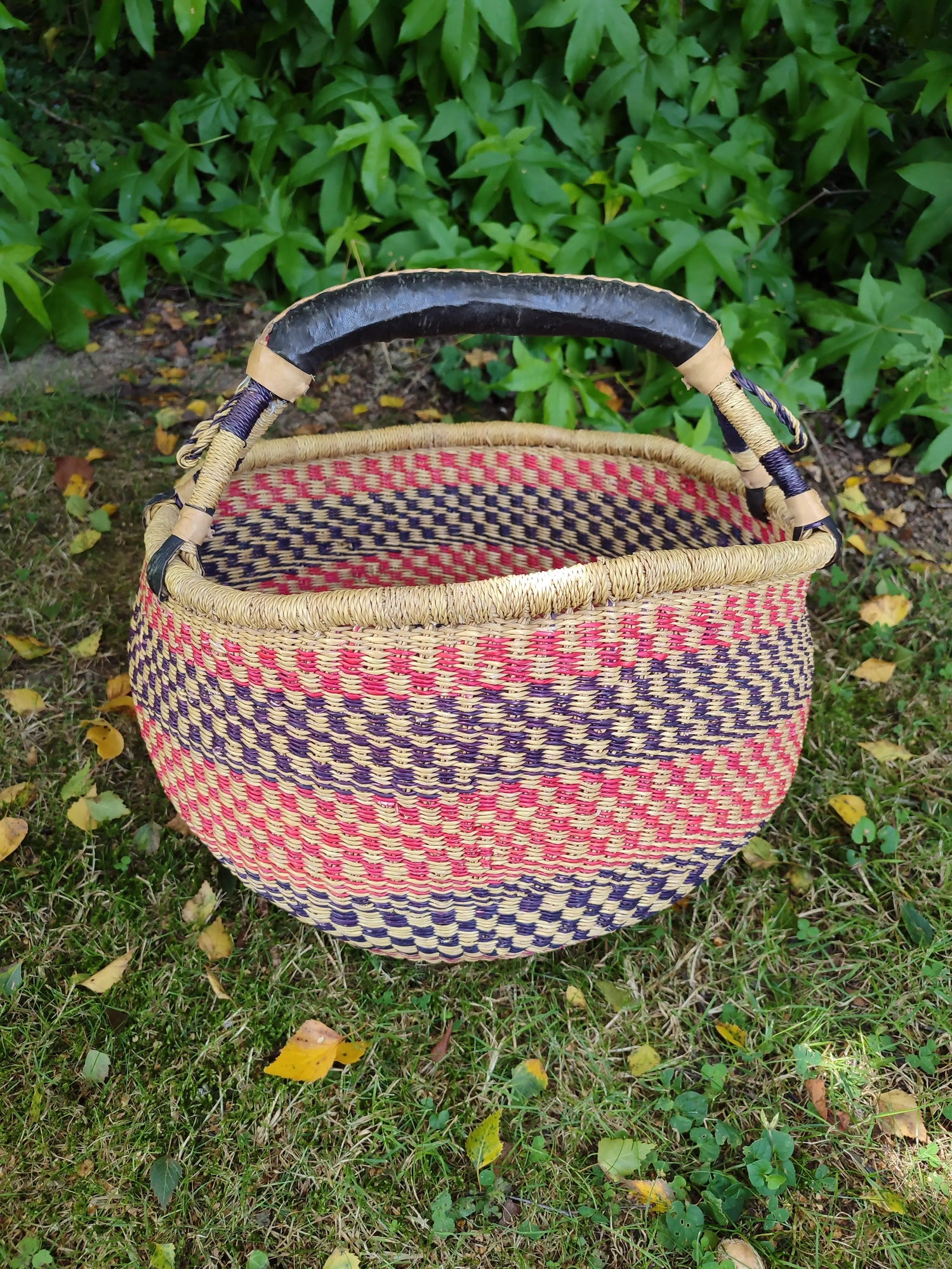Panier rond africain Bolga naturel, rouge et bleu – Tressage artisanal & anse cuir Le Grenier de la Presqu'ile