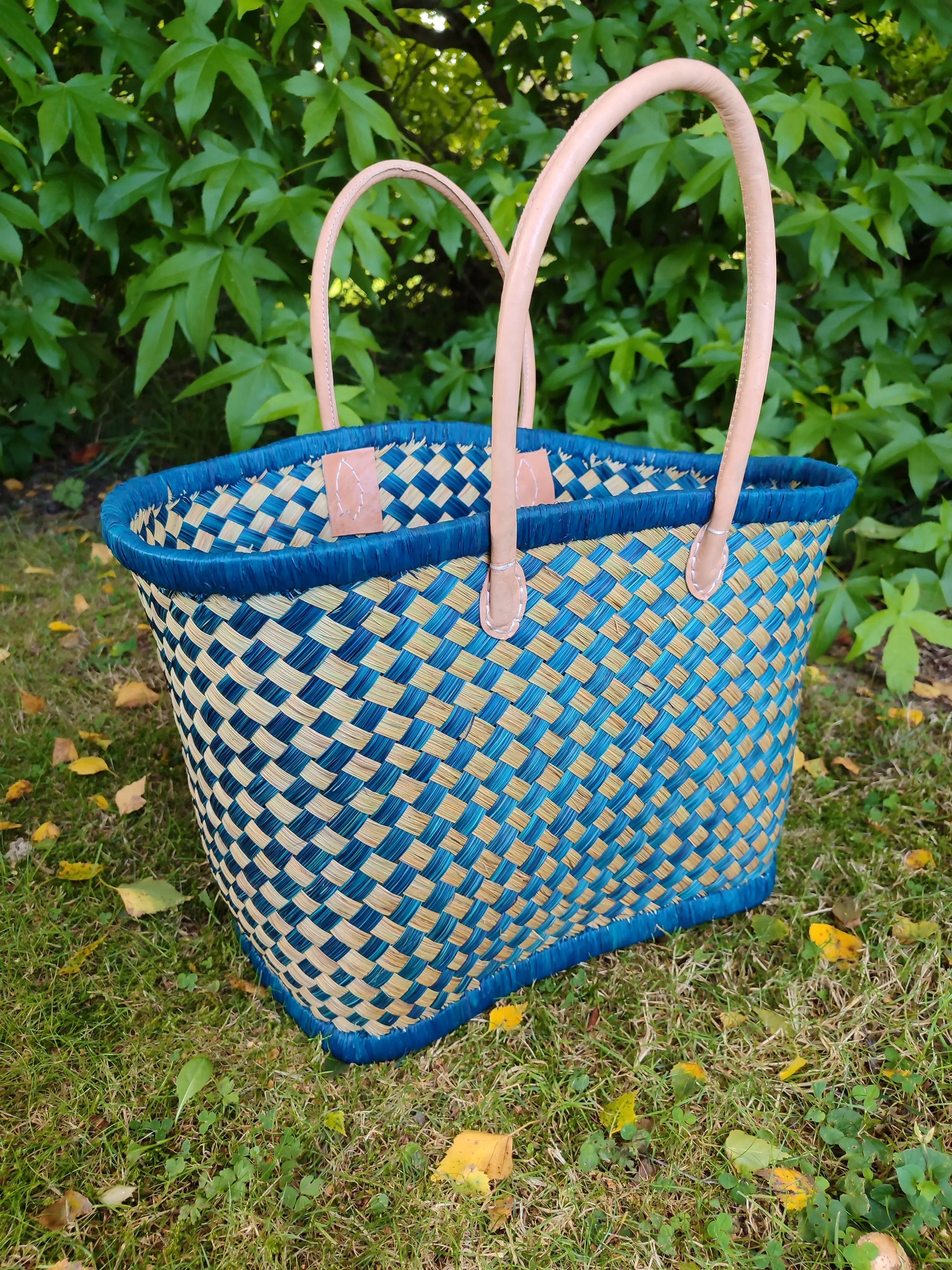 Moyen Panier Aravola bleu, naturel, tressé artisanal Le Grenier de la Presqu'ile