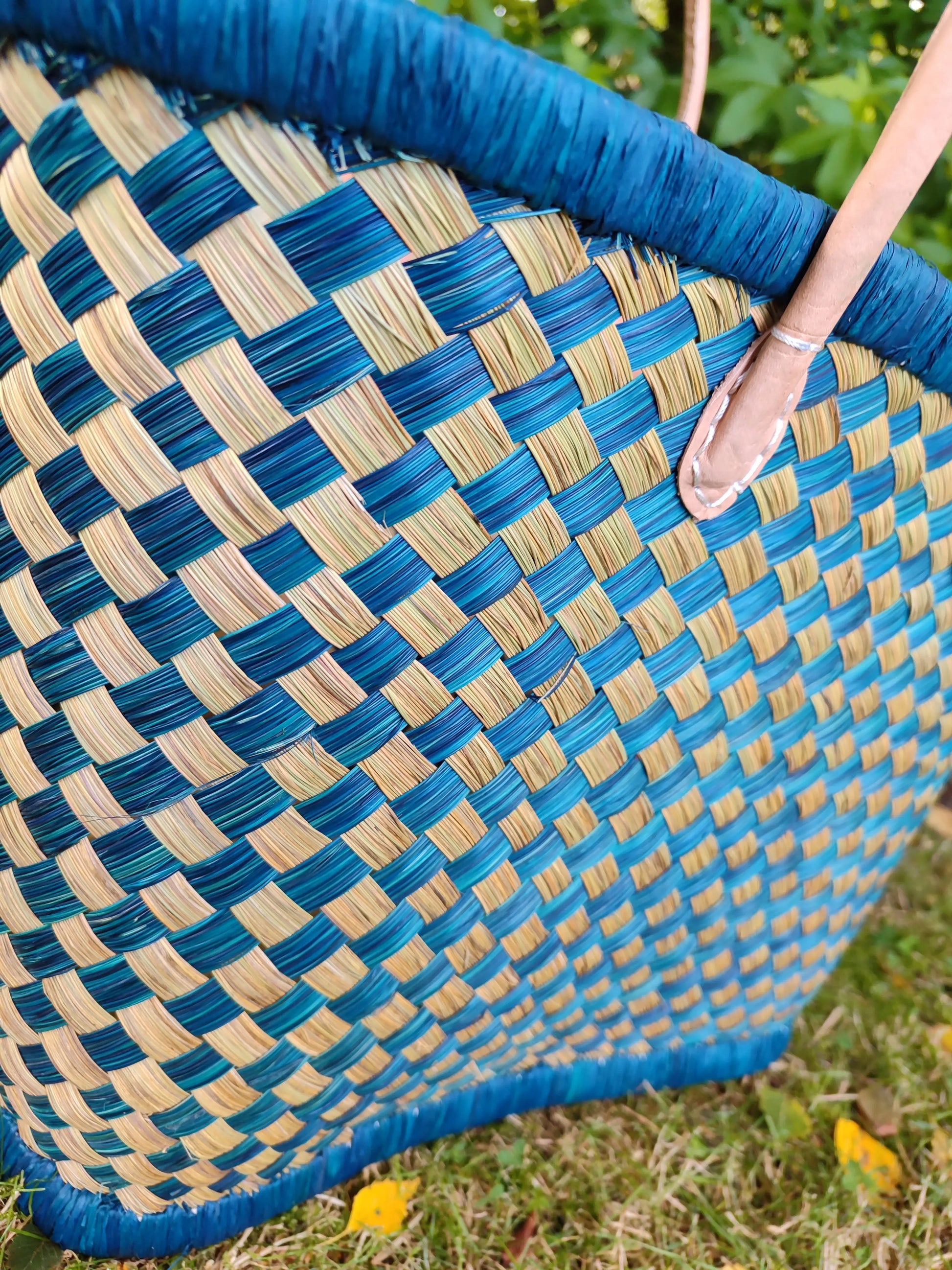 Moyen Panier Aravola bleu, naturel, tressé artisanal Le Grenier de la Presqu'ile