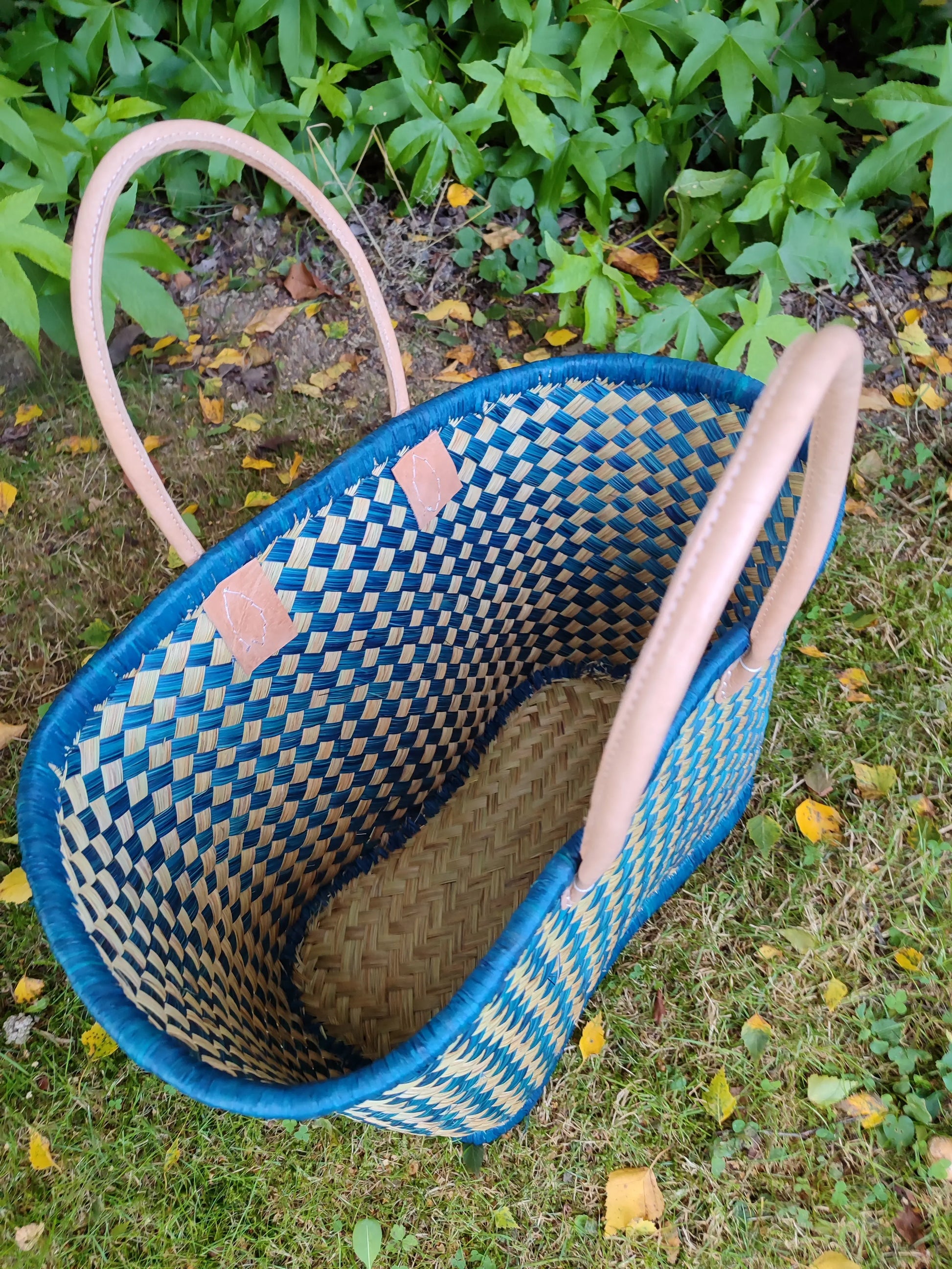 Moyen Panier Aravola bleu, naturel, tressé artisanal Le Grenier de la Presqu'ile