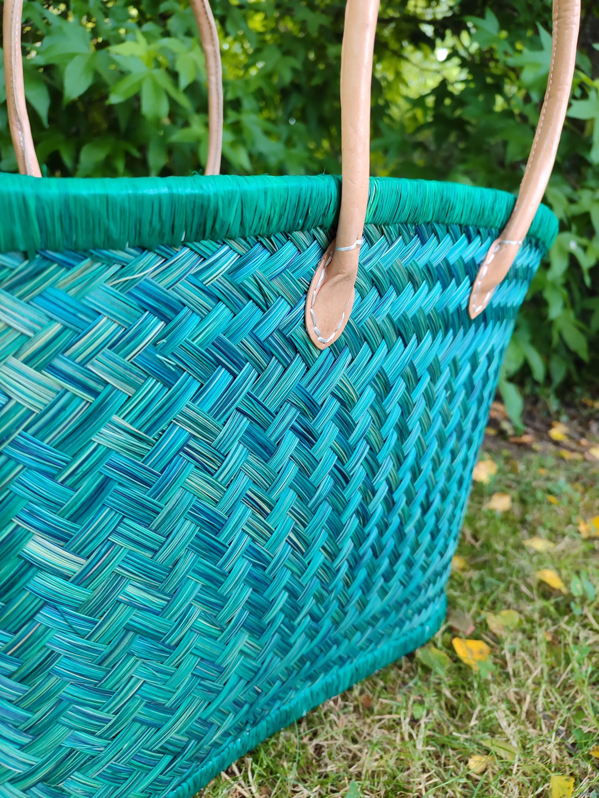 Grand Panier Aravola bleu, naturel, tressé artisanal Le Grenier de la Presqu'ile