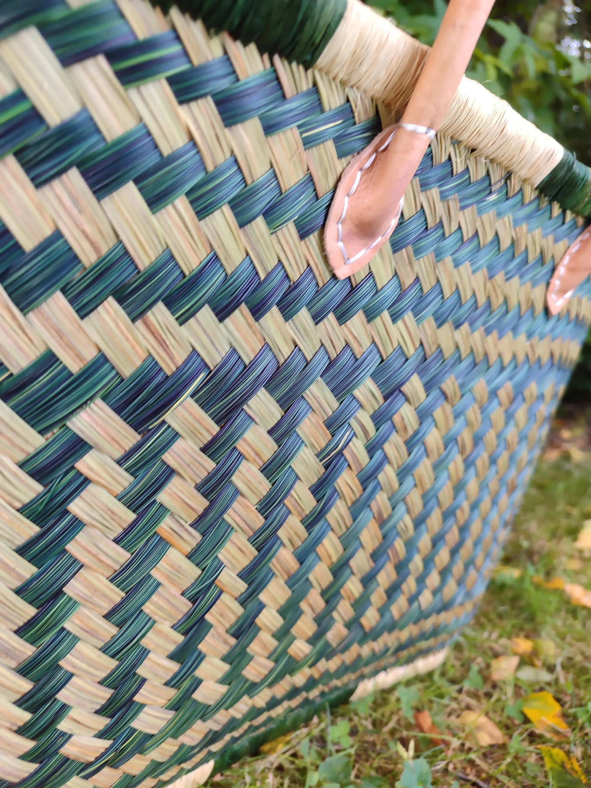 Grand Panier Aravola vert foncé, naturel, tressé artisanal Le Grenier de la Presqu'ile