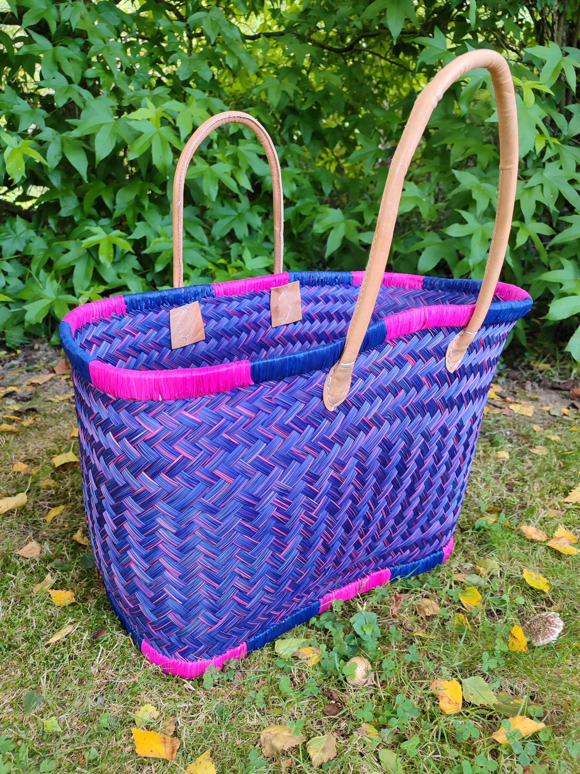 Grand Panier Aravola violet, rose, naturel, tressé artisanal Le Grenier de la Presqu'ile