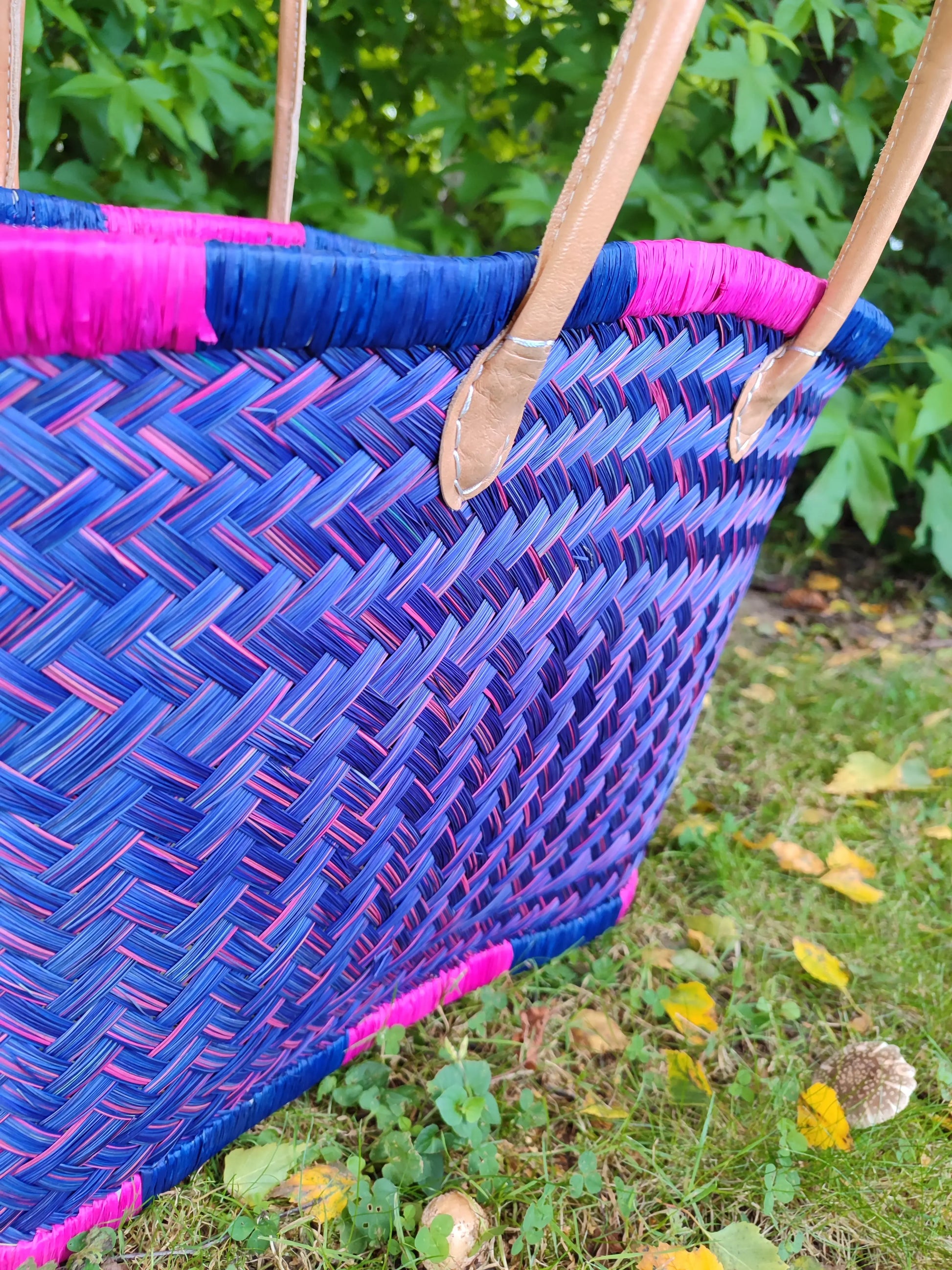 Grand Panier Aravola violet, rose, naturel, tressé artisanal Le Grenier de la Presqu'ile