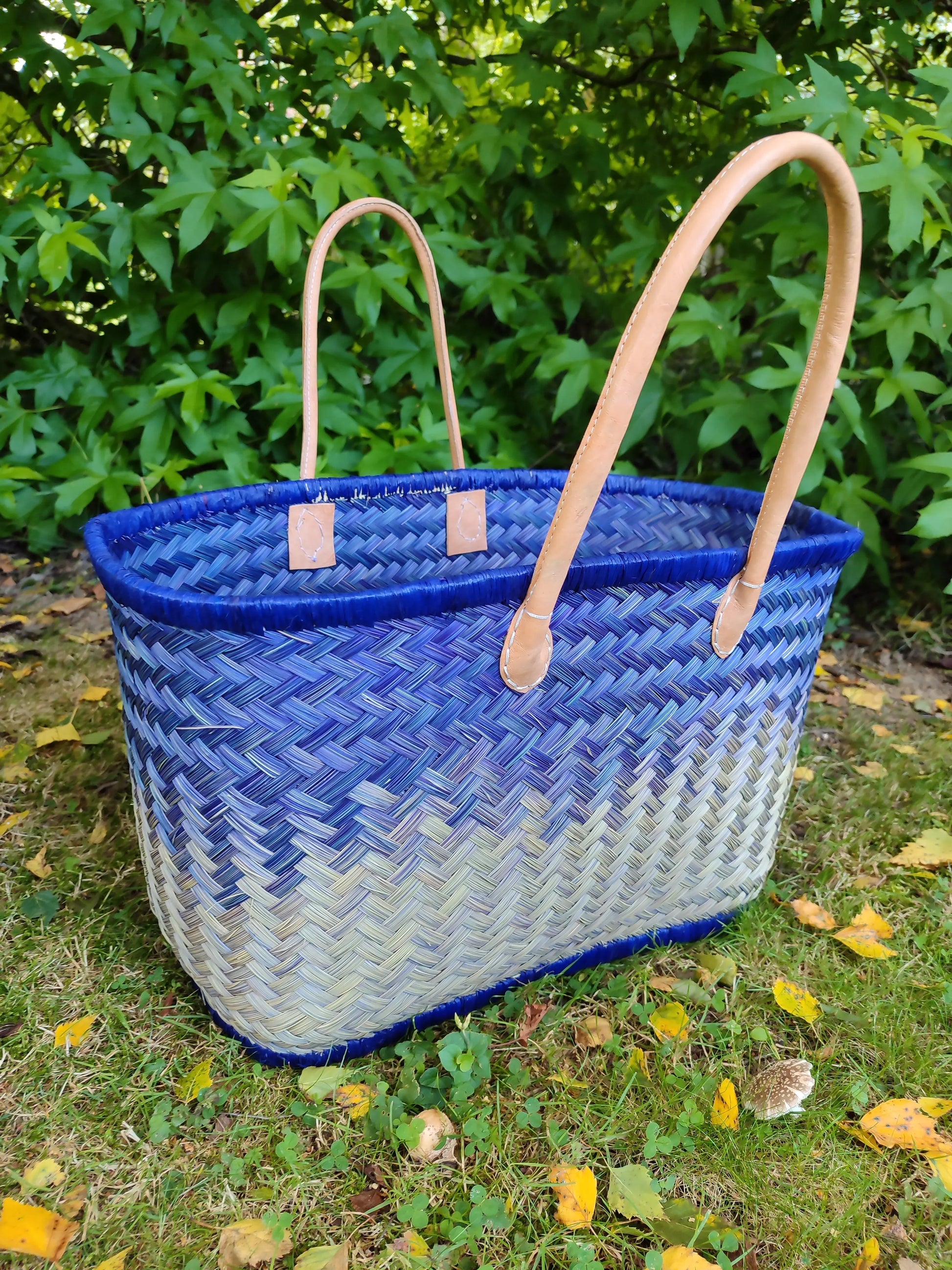 Grand Panier Aravola bleu, naturel, tressé artisanal Le Grenier de la Presqu'ile