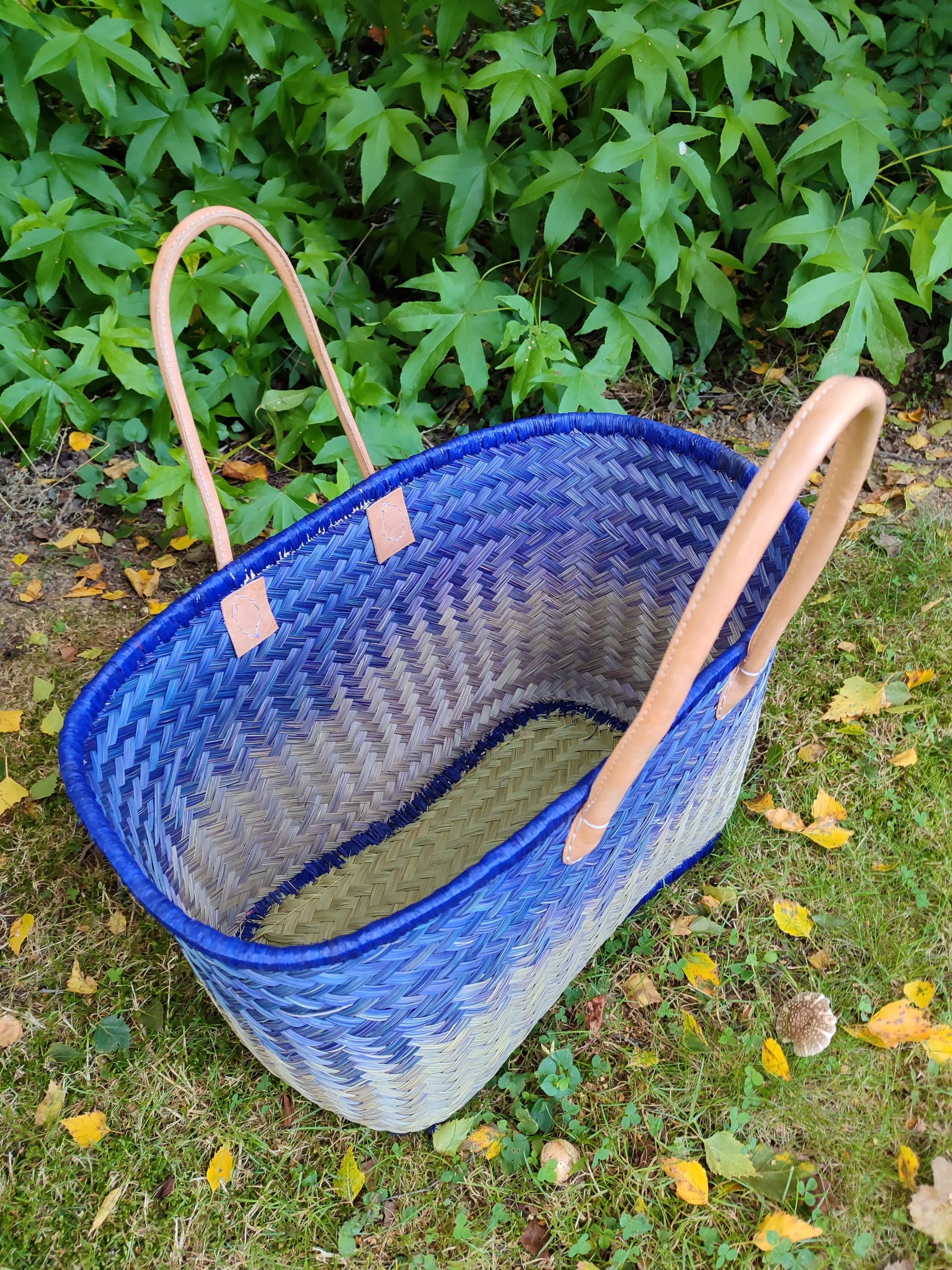 Grand Panier Aravola bleu, naturel, tressé artisanal Le Grenier de la Presqu'ile