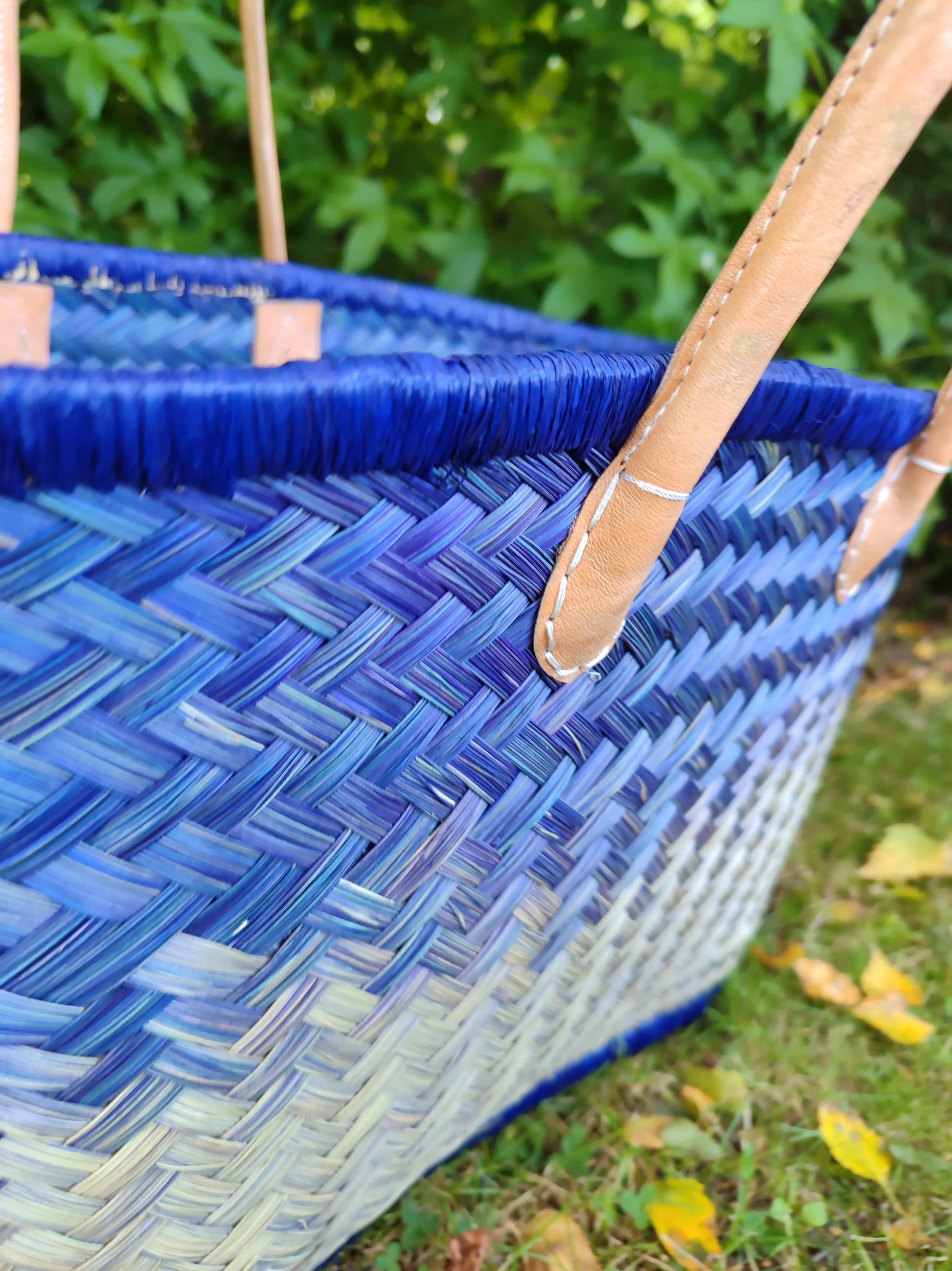 Grand Panier Aravola bleu, naturel, tressé artisanal Le Grenier de la Presqu'ile