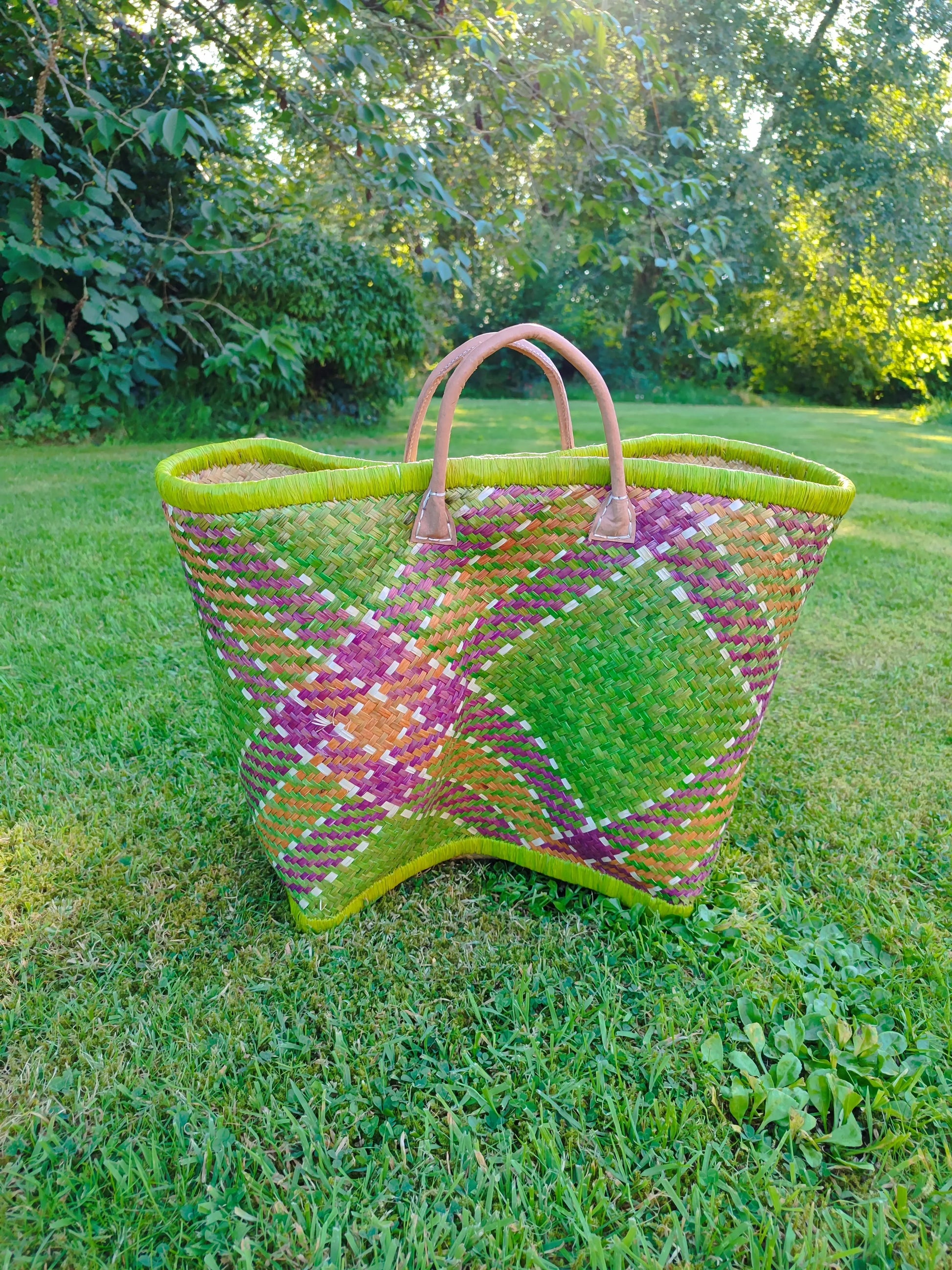 Grand panier en osier multicolore – anses cuir – fait main – cabas marché & plage Le Grenier de la Presqu'ile