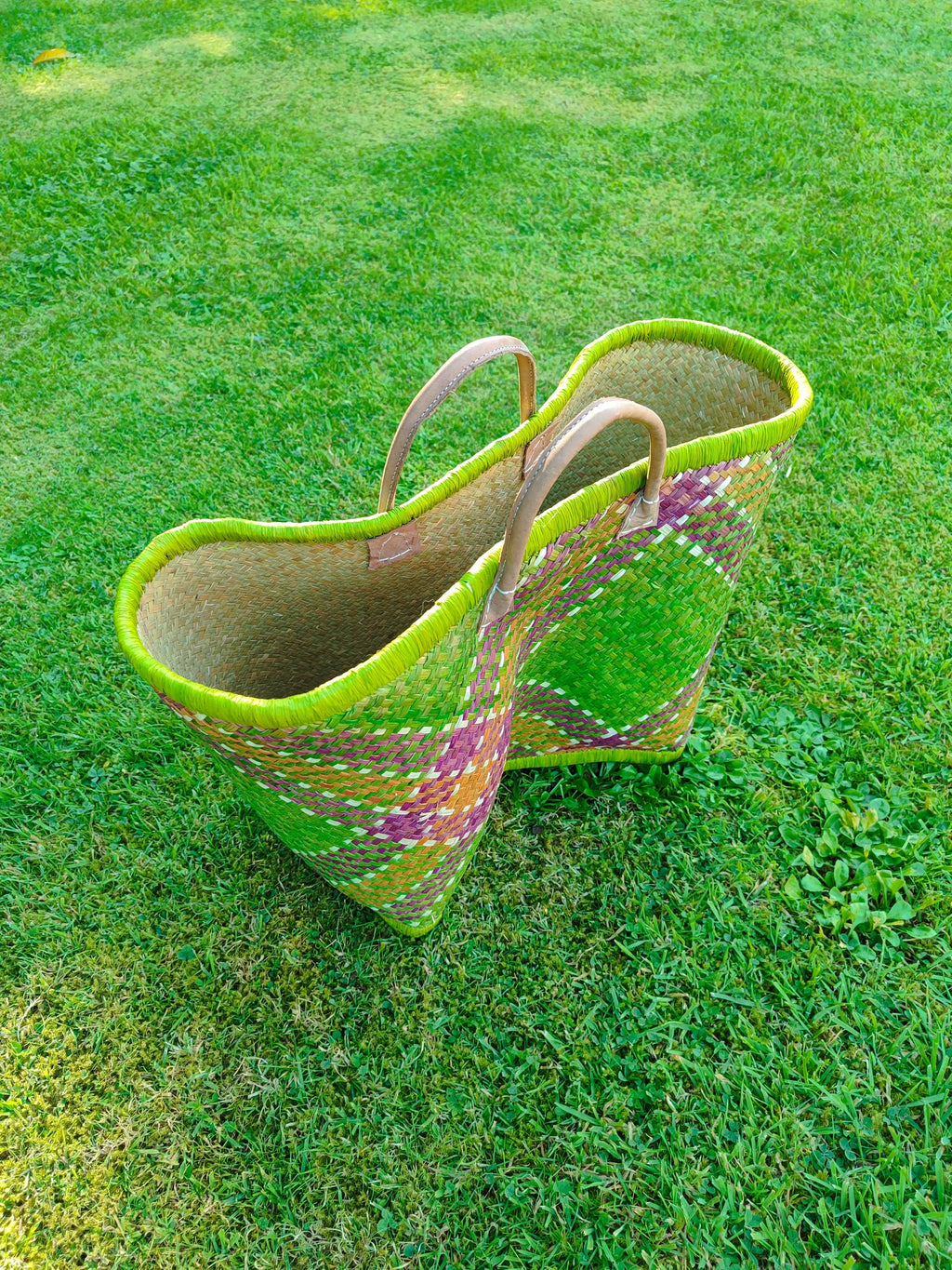 Grand panier en osier multicolore – anses cuir – fait main – cabas marché & plage Le Grenier de la Presqu'ile
