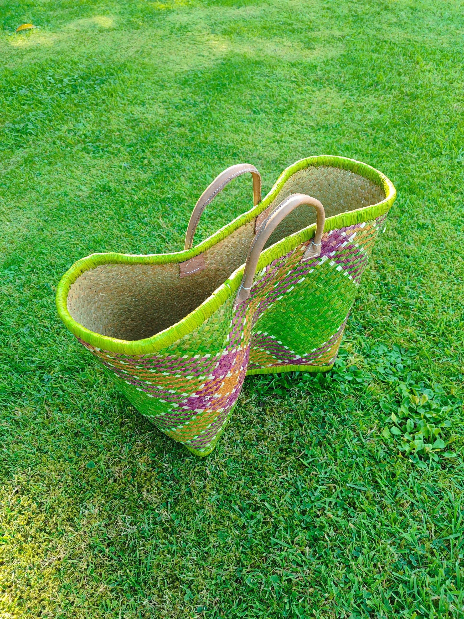 Grand panier en osier multicolore – anses cuir – fait main – cabas marché & plage Le Grenier de la Presqu'ile