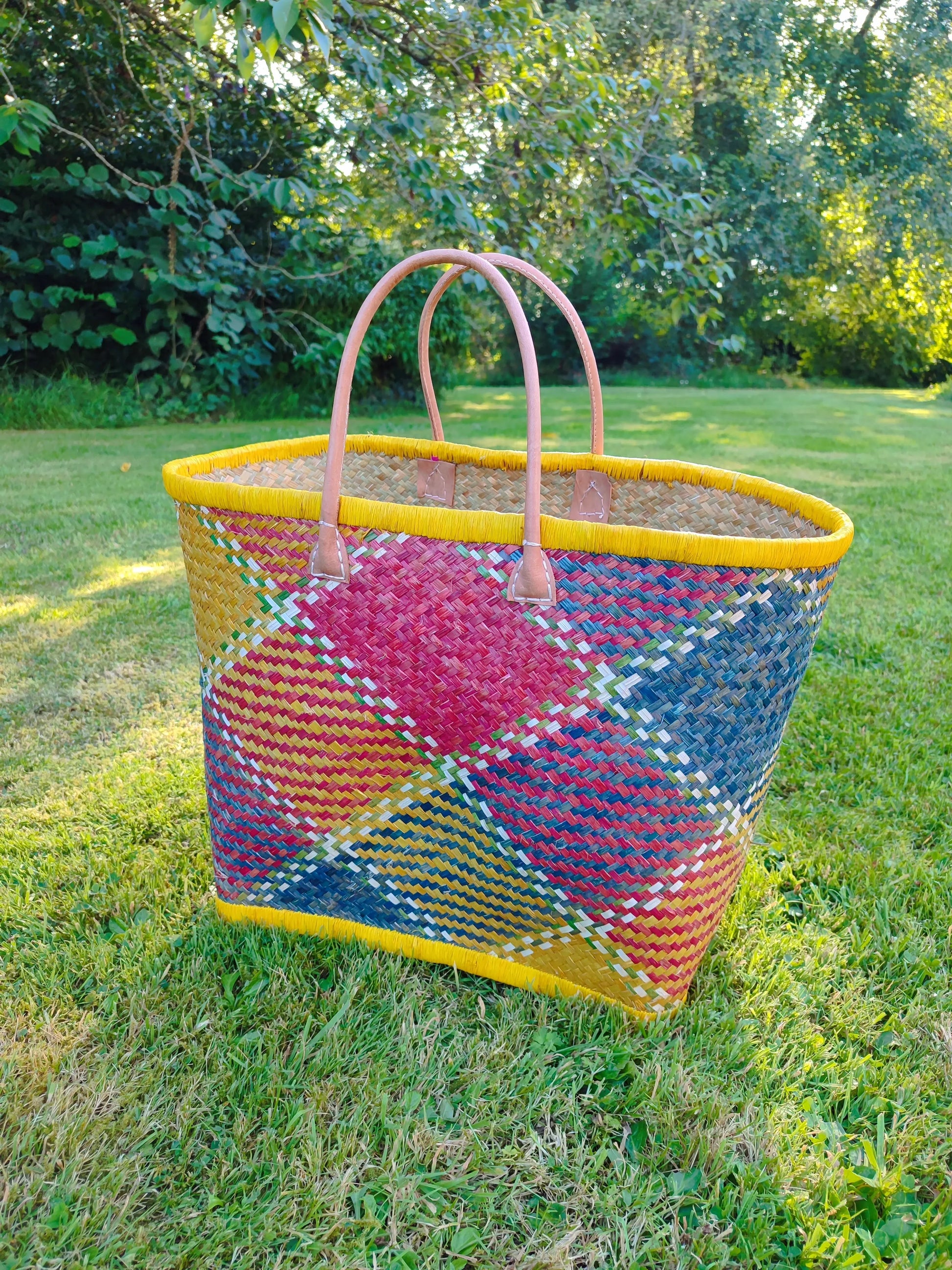 Grand panier en osier multicolore – anses cuir – fait main – cabas marché & plage Le Grenier de la Presqu'ile