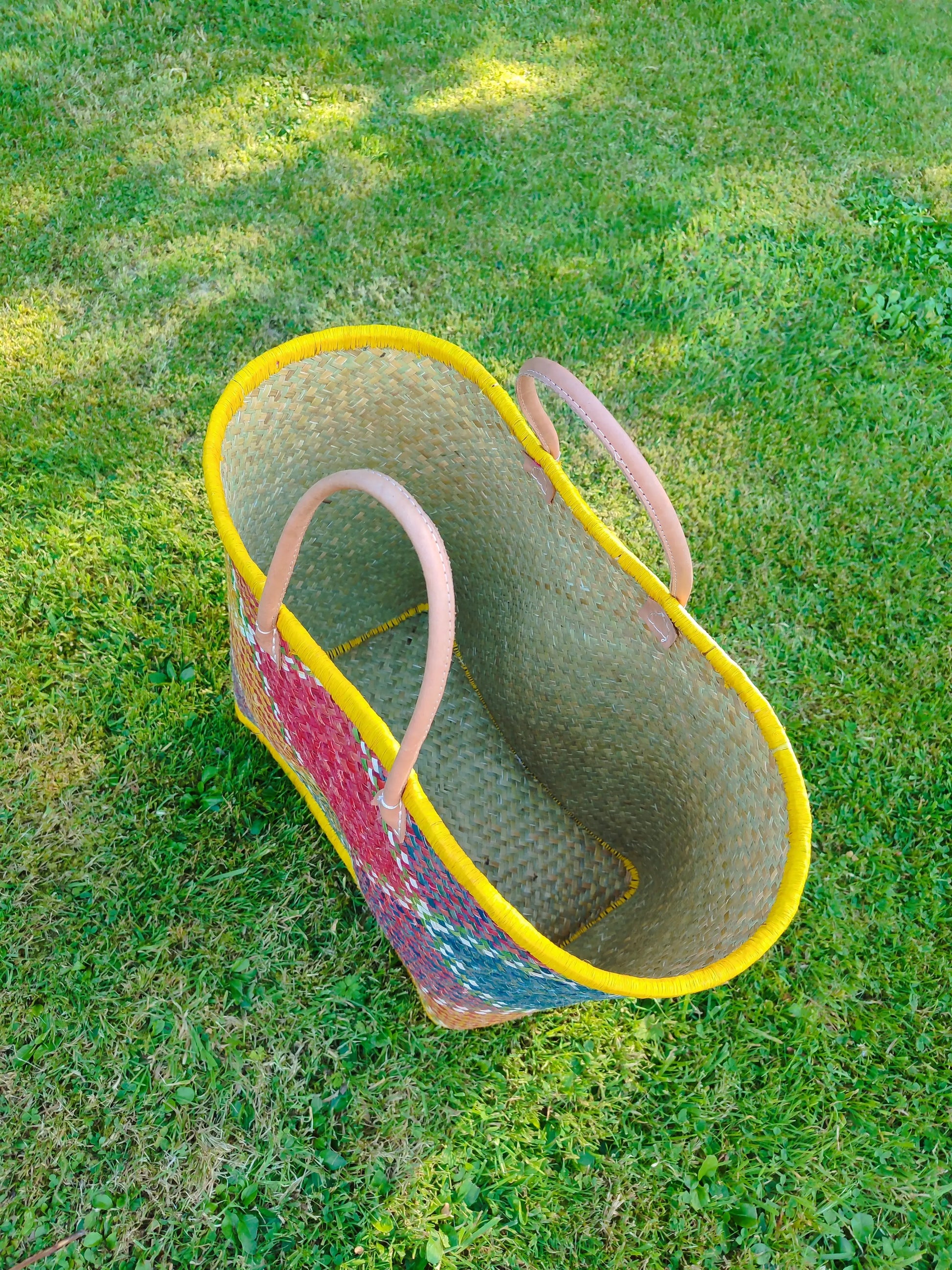 Grand panier en osier multicolore – anses cuir – fait main – cabas marché & plage Le Grenier de la Presqu'ile