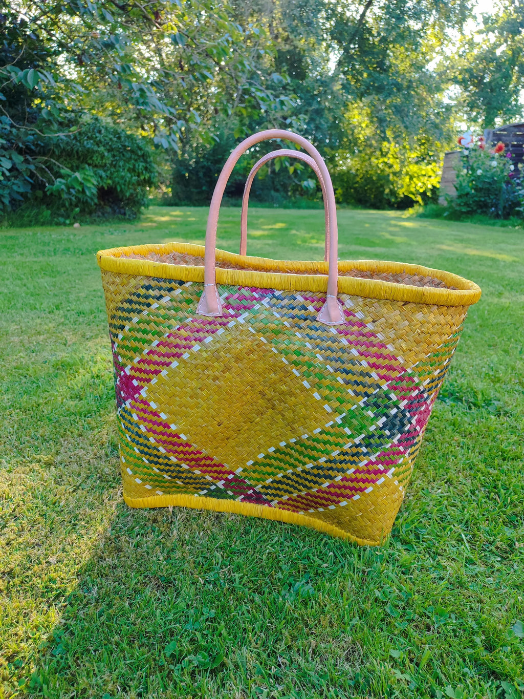 Grand panier en osier multicolore – anses cuir – fait main – cabas marché & plage Le Grenier de la Presqu'ile