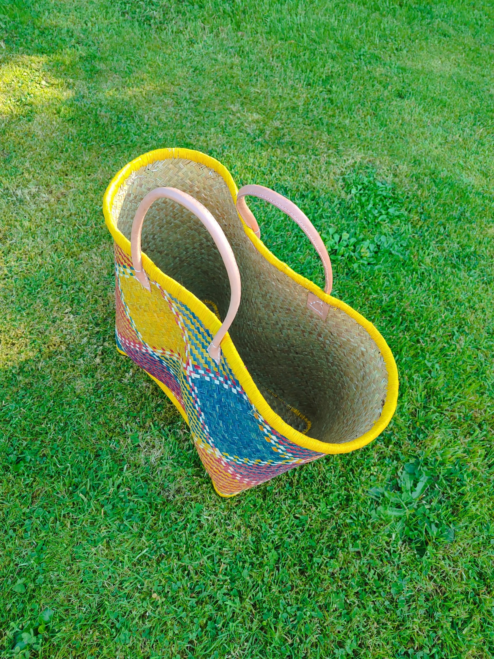 Grand panier en osier multicolore – anses cuir – fait main – cabas marché & plage Le Grenier de la Presqu'ile