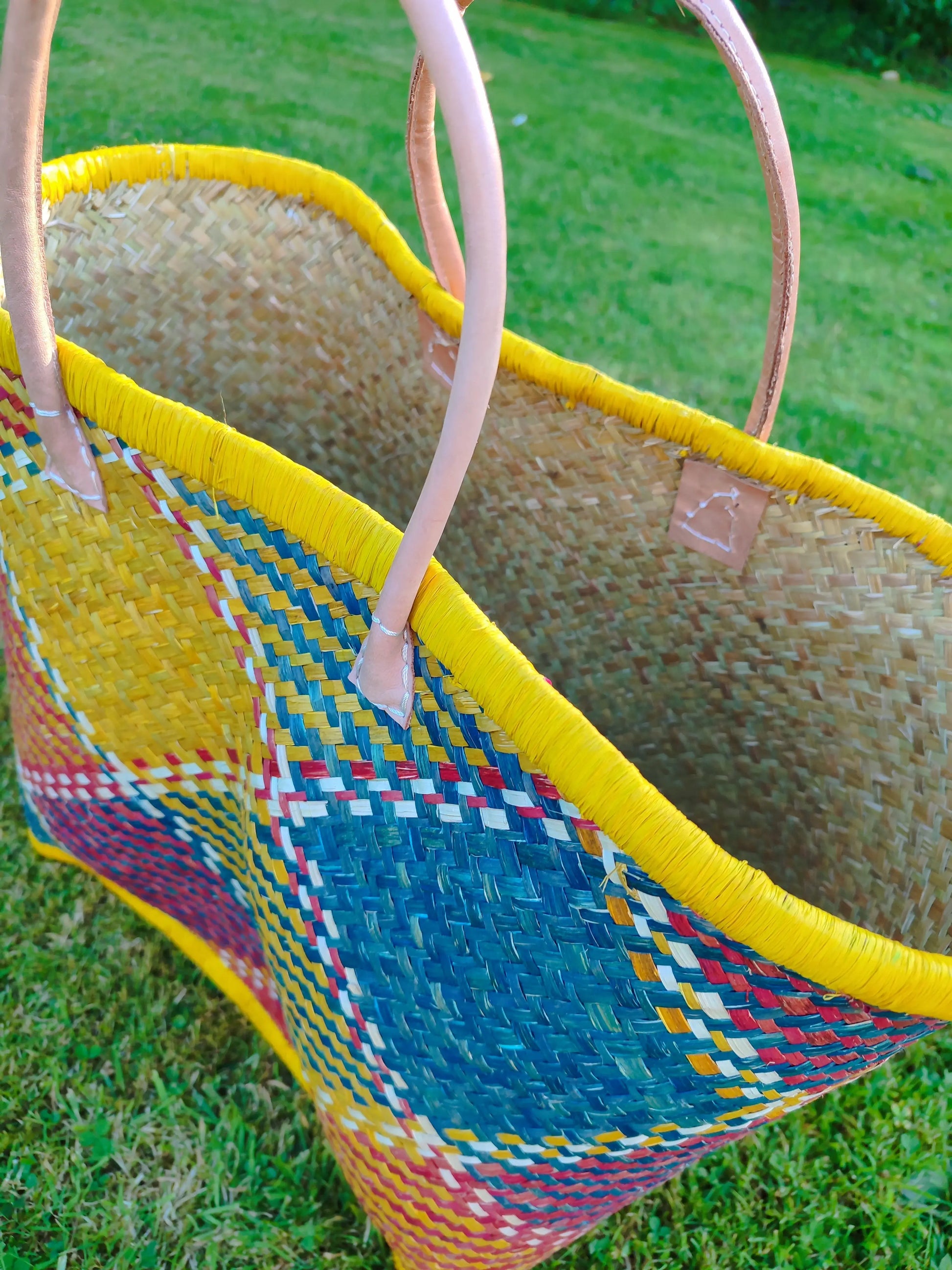 Grand panier en osier multicolore – anses cuir – fait main – cabas marché & plage Le Grenier de la Presqu'ile