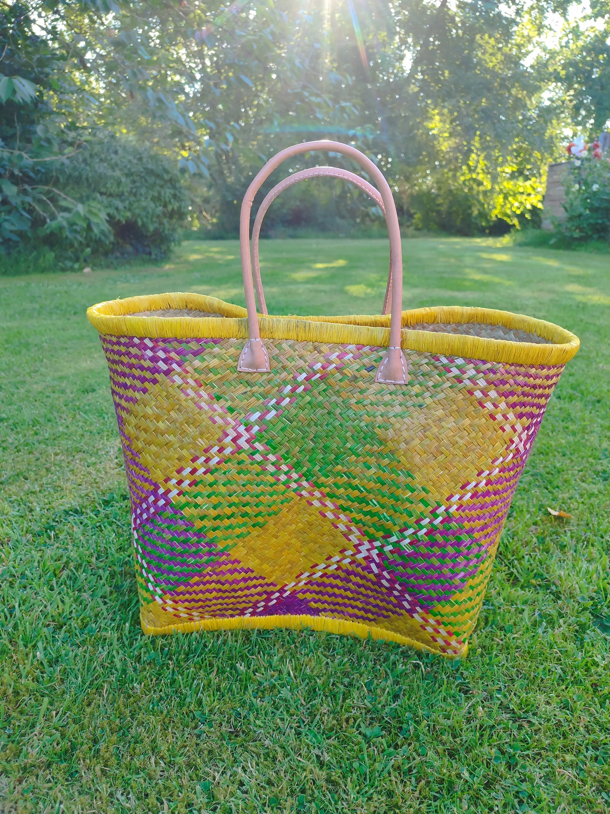 Grand panier en osier multicolore – anses cuir – fait main – cabas marché & plage Le Grenier de la Presqu'ile