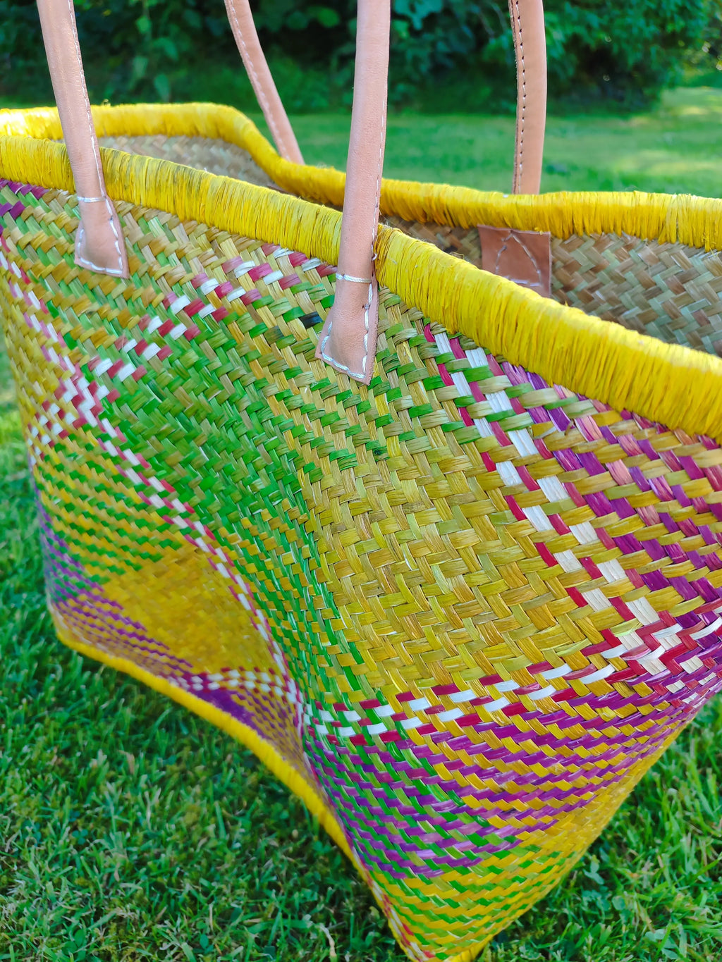 Grand panier en osier multicolore – anses cuir – fait main – cabas marché & plage Le Grenier de la Presqu'ile