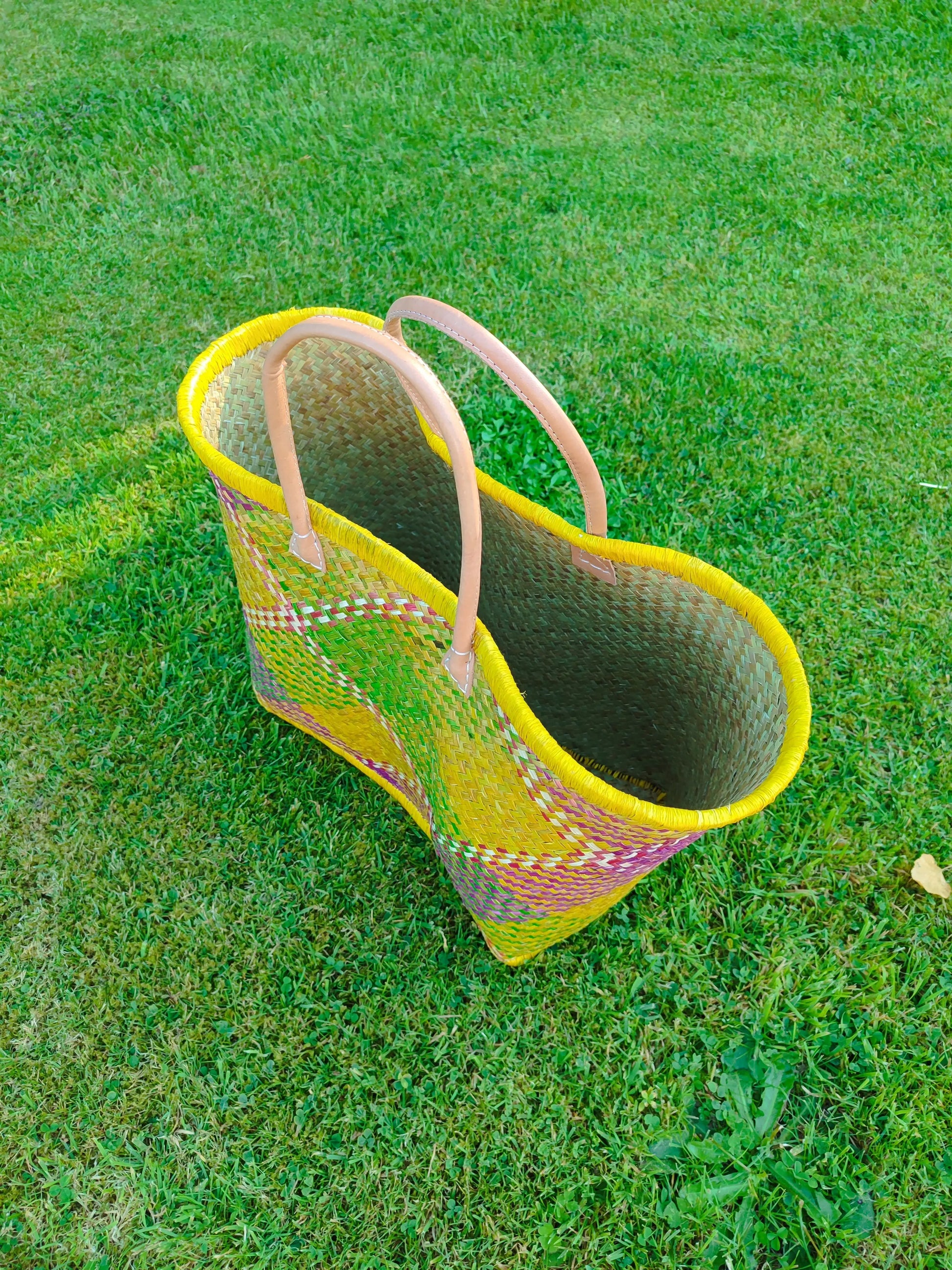 Grand panier en osier multicolore – anses cuir – fait main – cabas marché & plage Le Grenier de la Presqu'ile