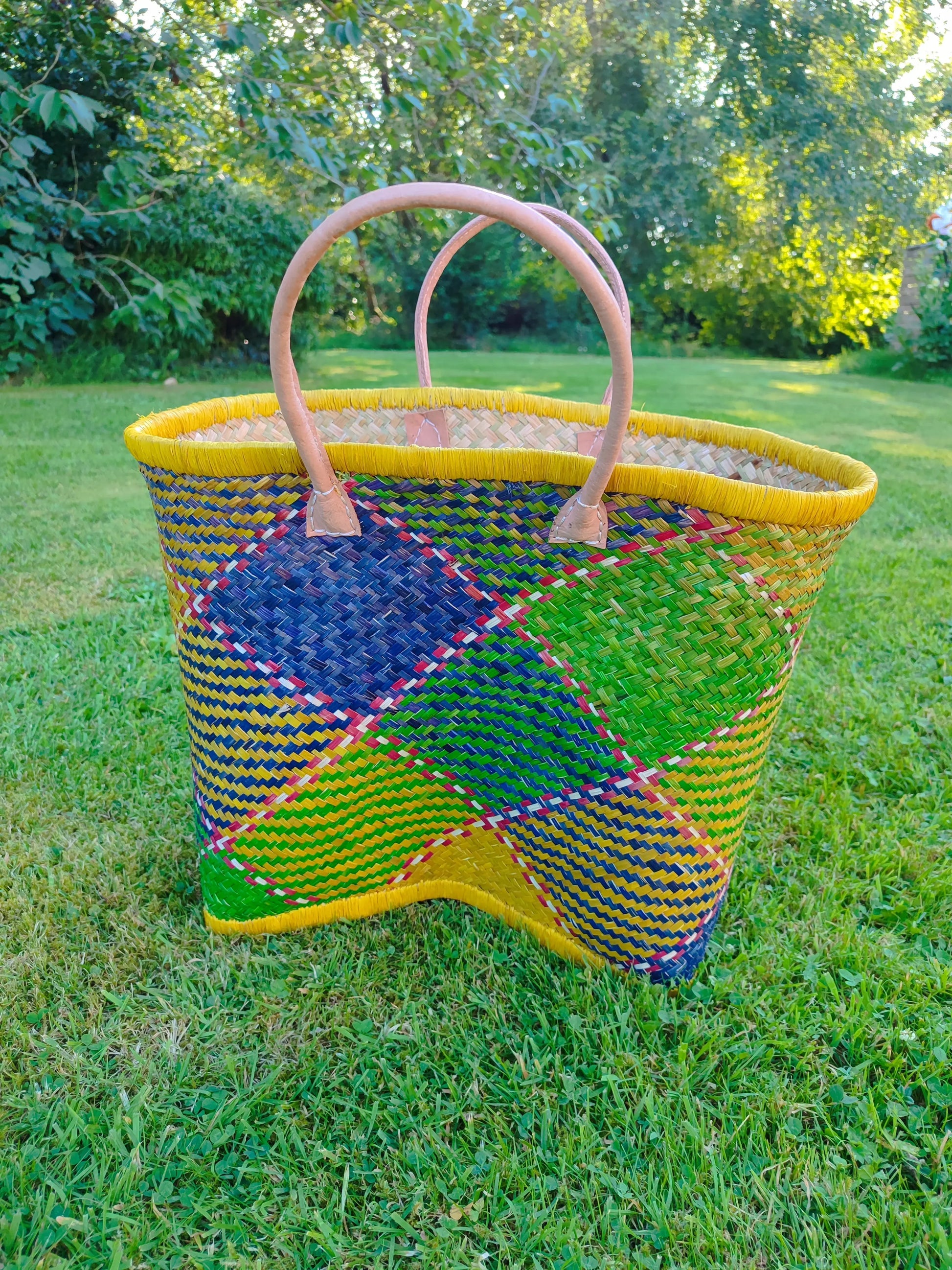 Grand panier en osier multicolore – anses cuir – fait main – cabas marché & plage Le Grenier de la Presqu'ile