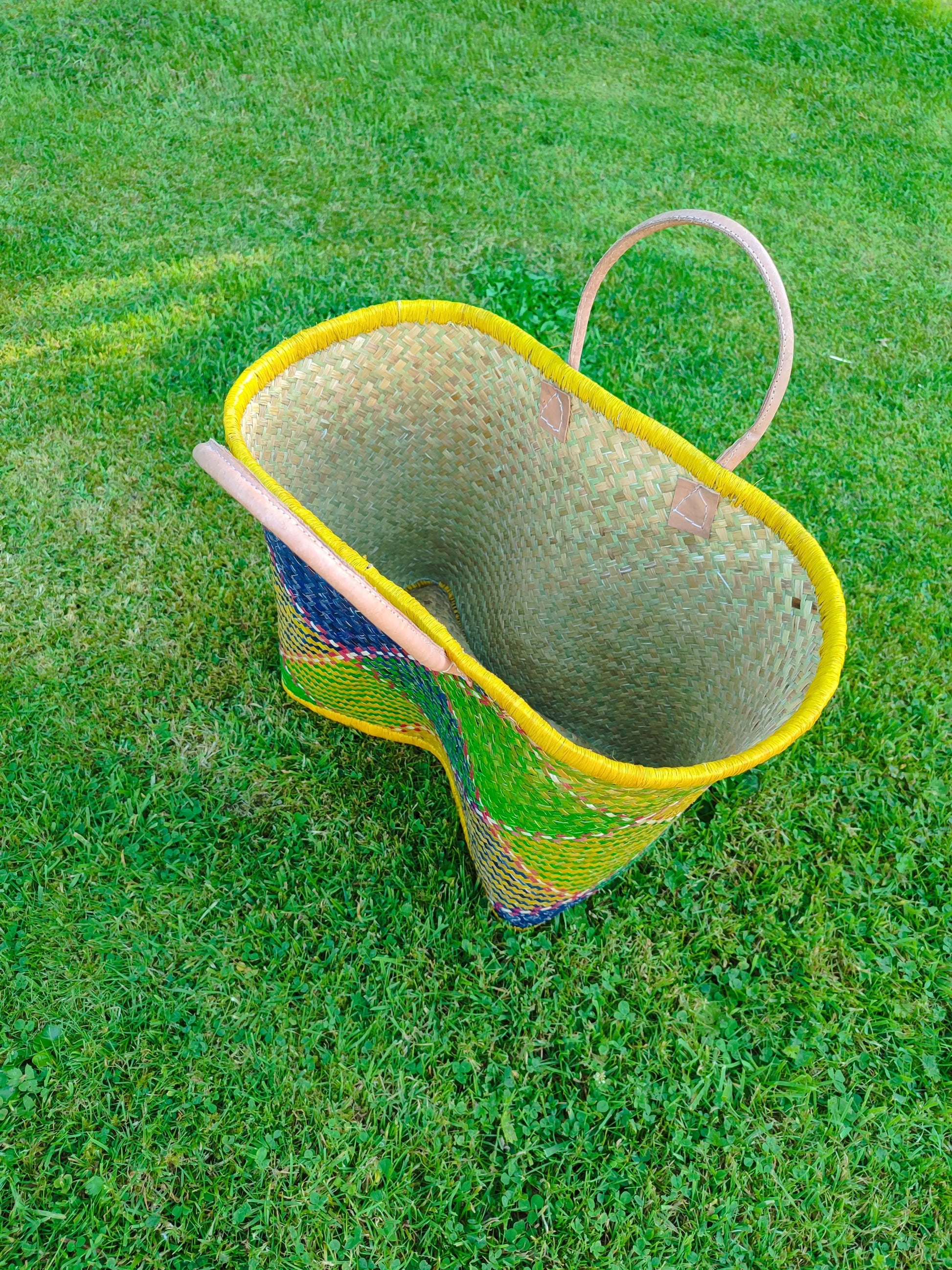 Grand panier en osier multicolore – anses cuir – fait main – cabas marché & plage Le Grenier de la Presqu'ile