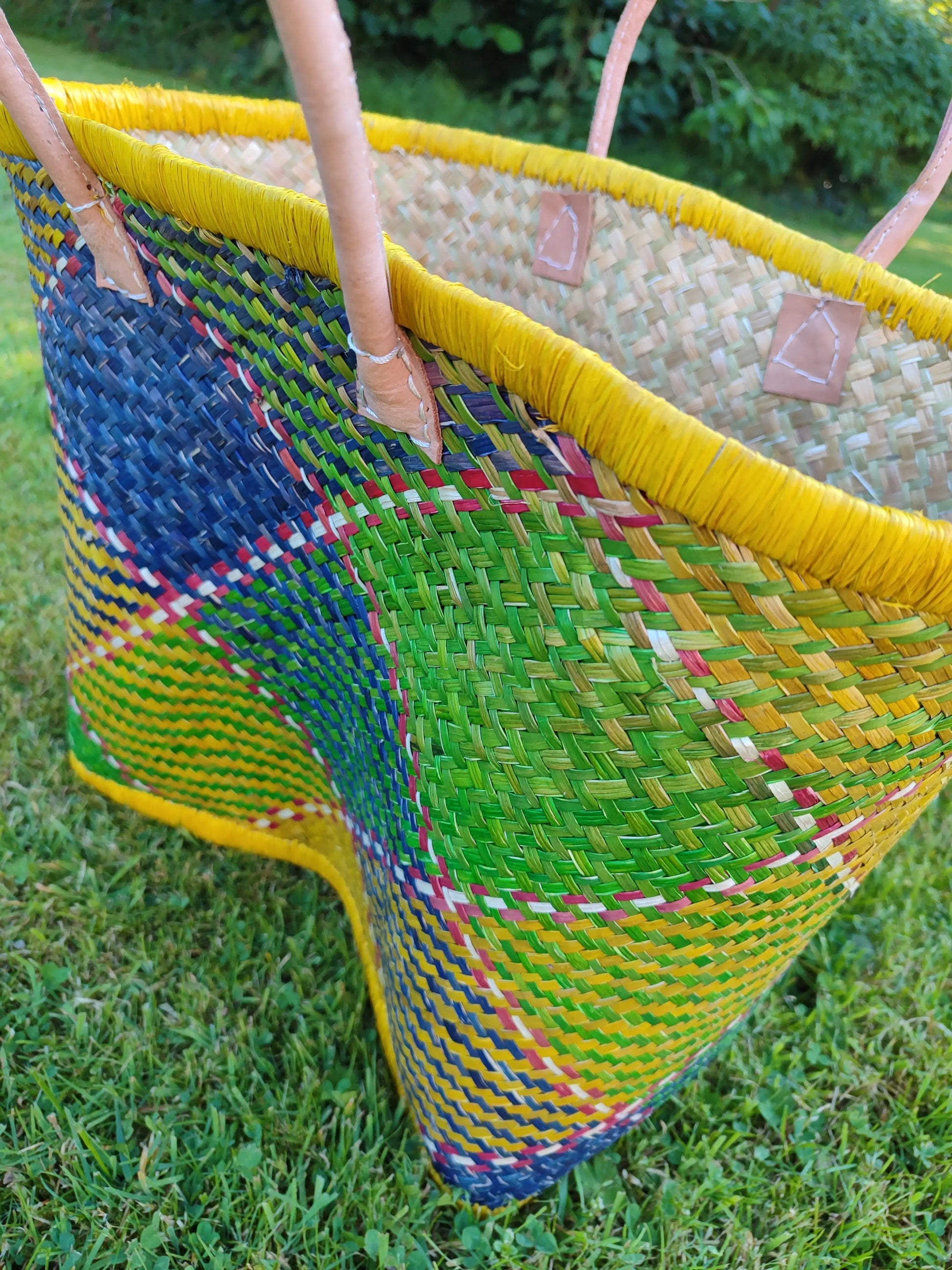 Grand panier en osier multicolore – anses cuir – fait main – cabas marché & plage Le Grenier de la Presqu'ile