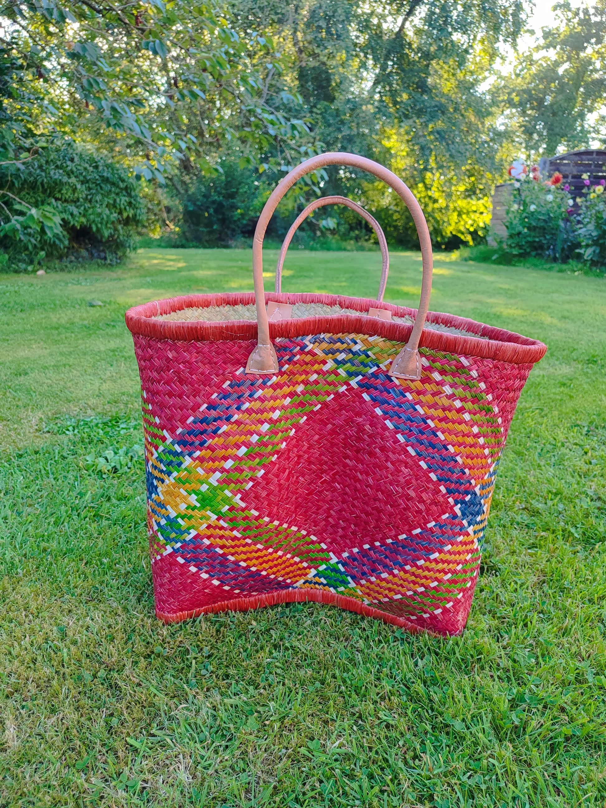 Grand panier en osier multicolore – anses cuir – fait main – cabas marché & plage Le Grenier de la Presqu'ile