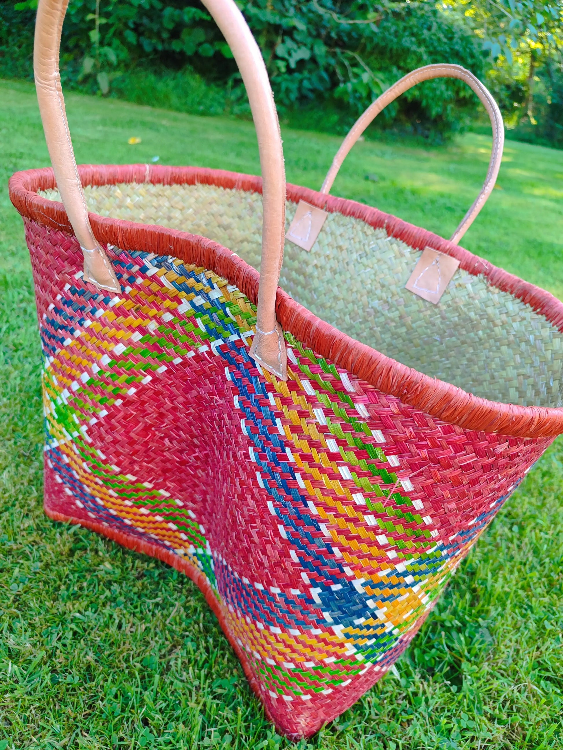 Grand panier en osier multicolore – anses cuir – fait main – cabas marché & plage Le Grenier de la Presqu'ile