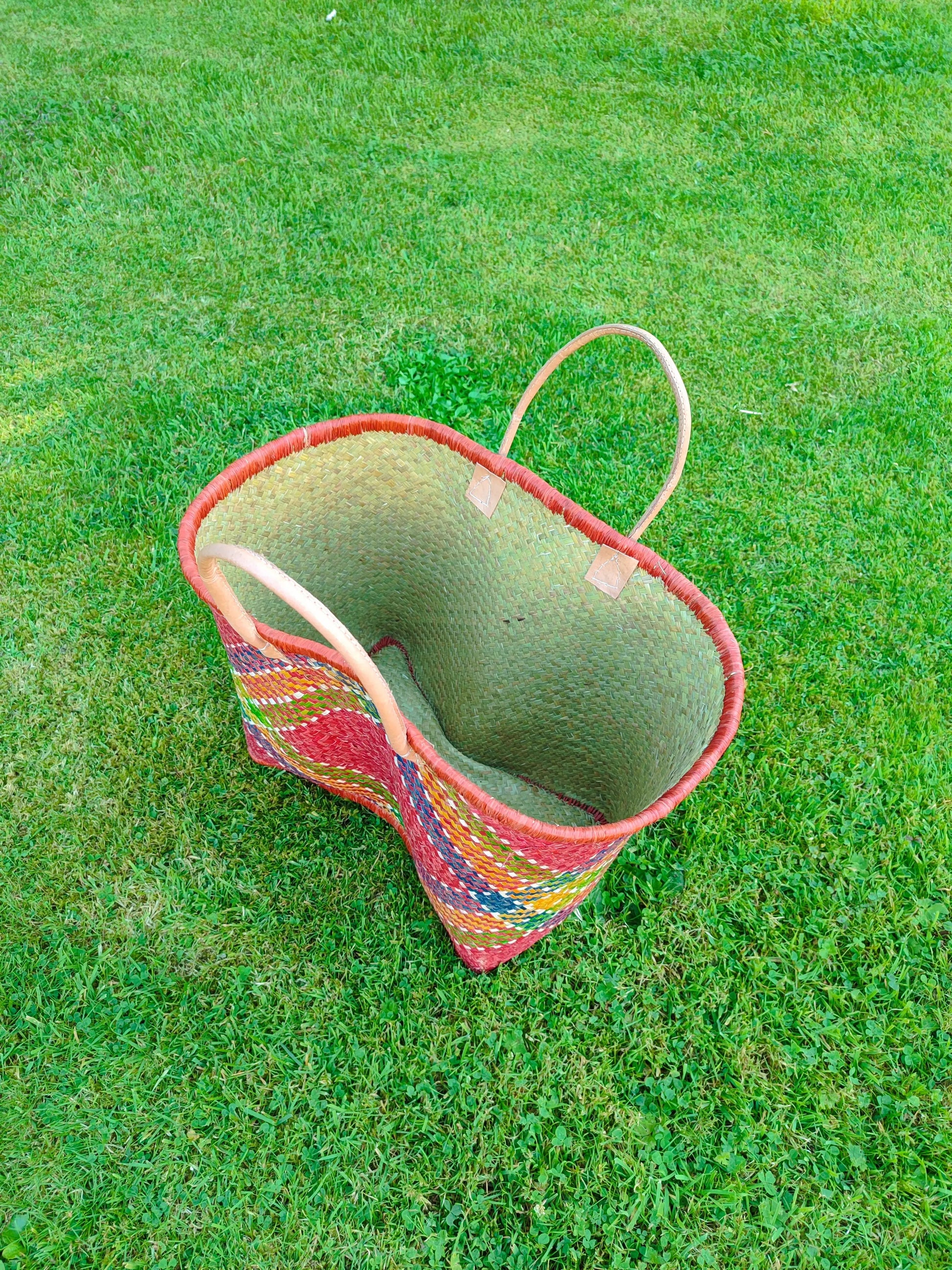 Grand panier en osier multicolore – anses cuir – fait main – cabas marché & plage Le Grenier de la Presqu'ile