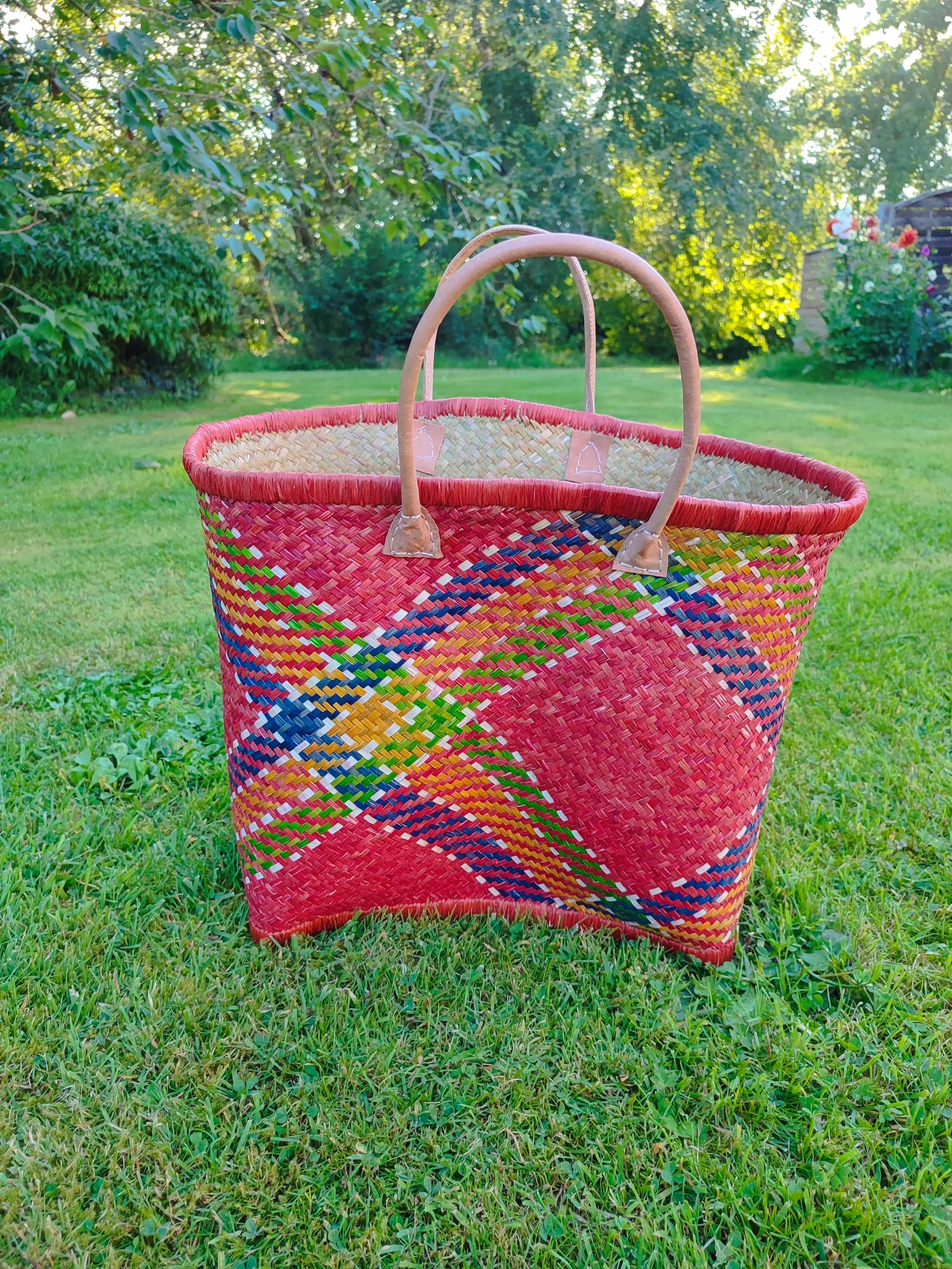 Grand panier en osier multicolore – anses cuir – fait main – cabas marché & plage Le Grenier de la Presqu'ile