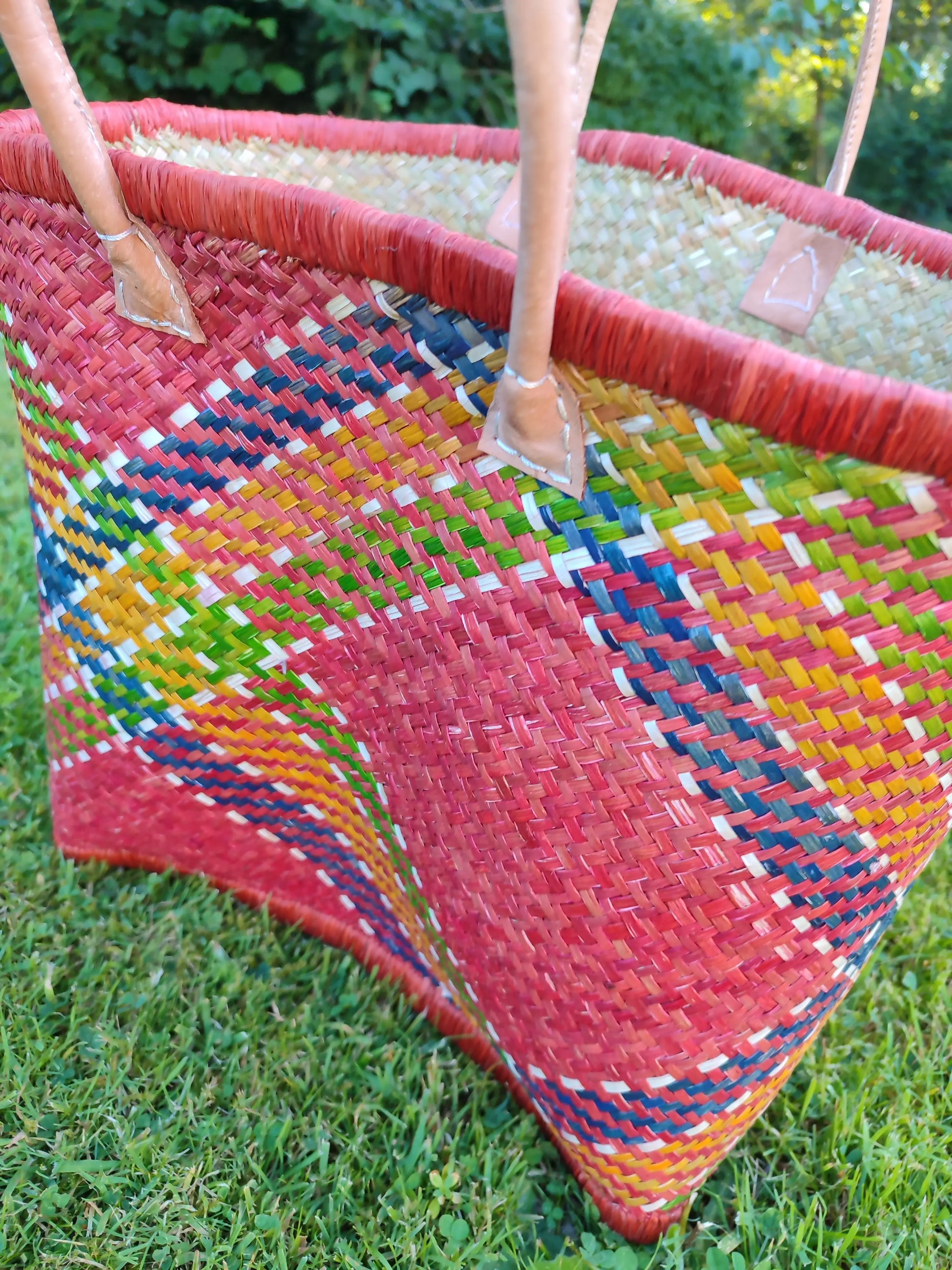 Grand panier en osier multicolore – anses cuir – fait main – cabas marché & plage Le Grenier de la Presqu'ile