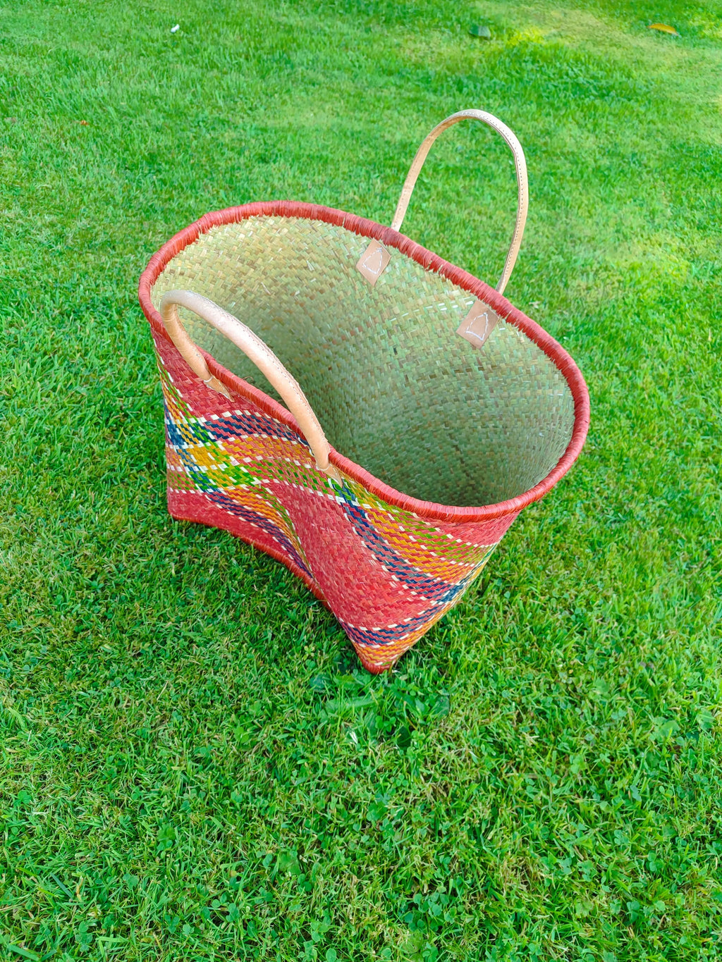 Grand panier en osier multicolore – anses cuir – fait main – cabas marché & plage Le Grenier de la Presqu'ile