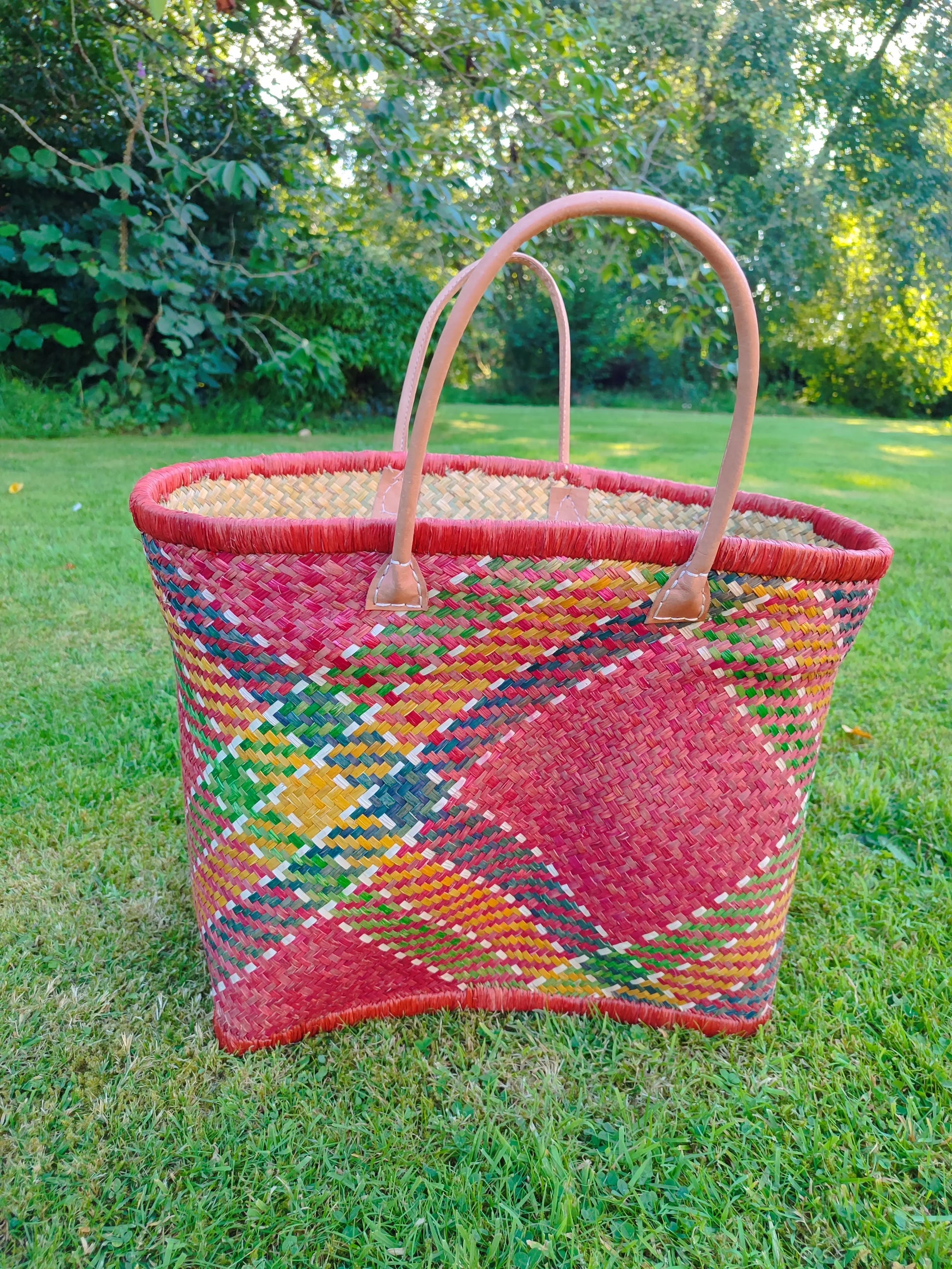 Grand panier en osier multicolore – anses cuir – fait main – cabas marché & plage Le Grenier de la Presqu'ile