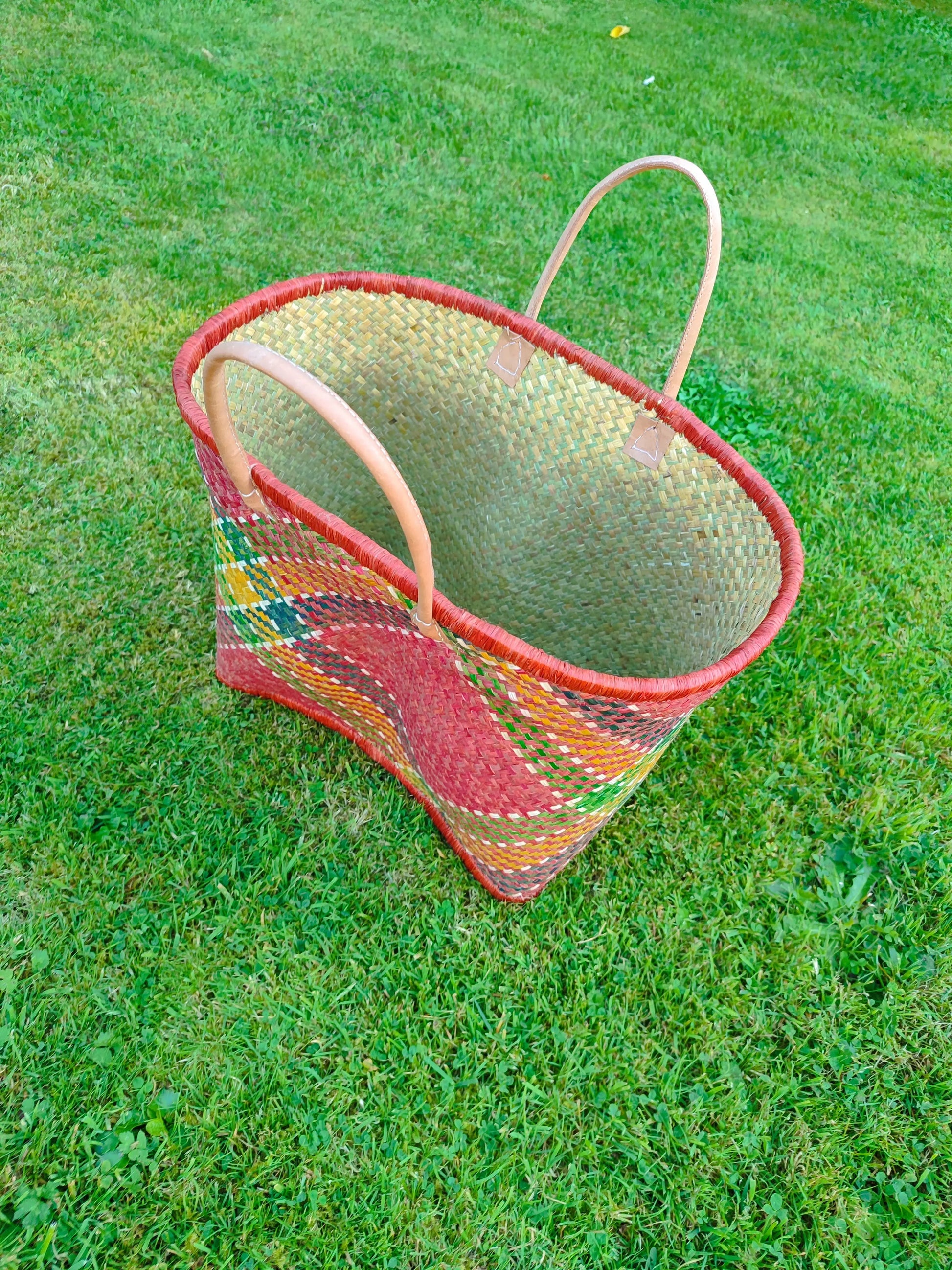 Grand panier en osier multicolore – anses cuir – fait main – cabas marché & plage Le Grenier de la Presqu'ile