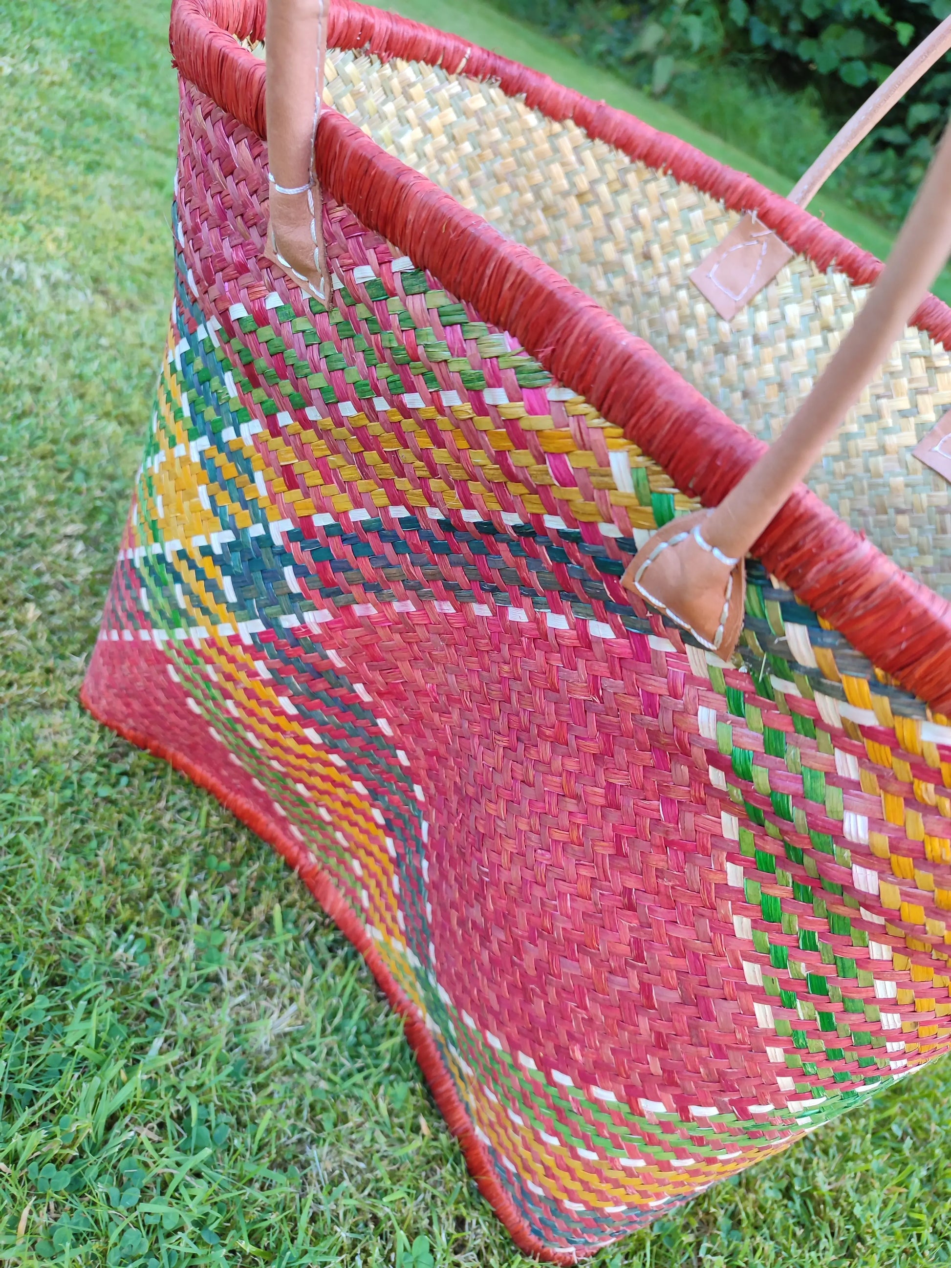 Grand panier en osier multicolore – anses cuir – fait main – cabas marché & plage Le Grenier de la Presqu'ile