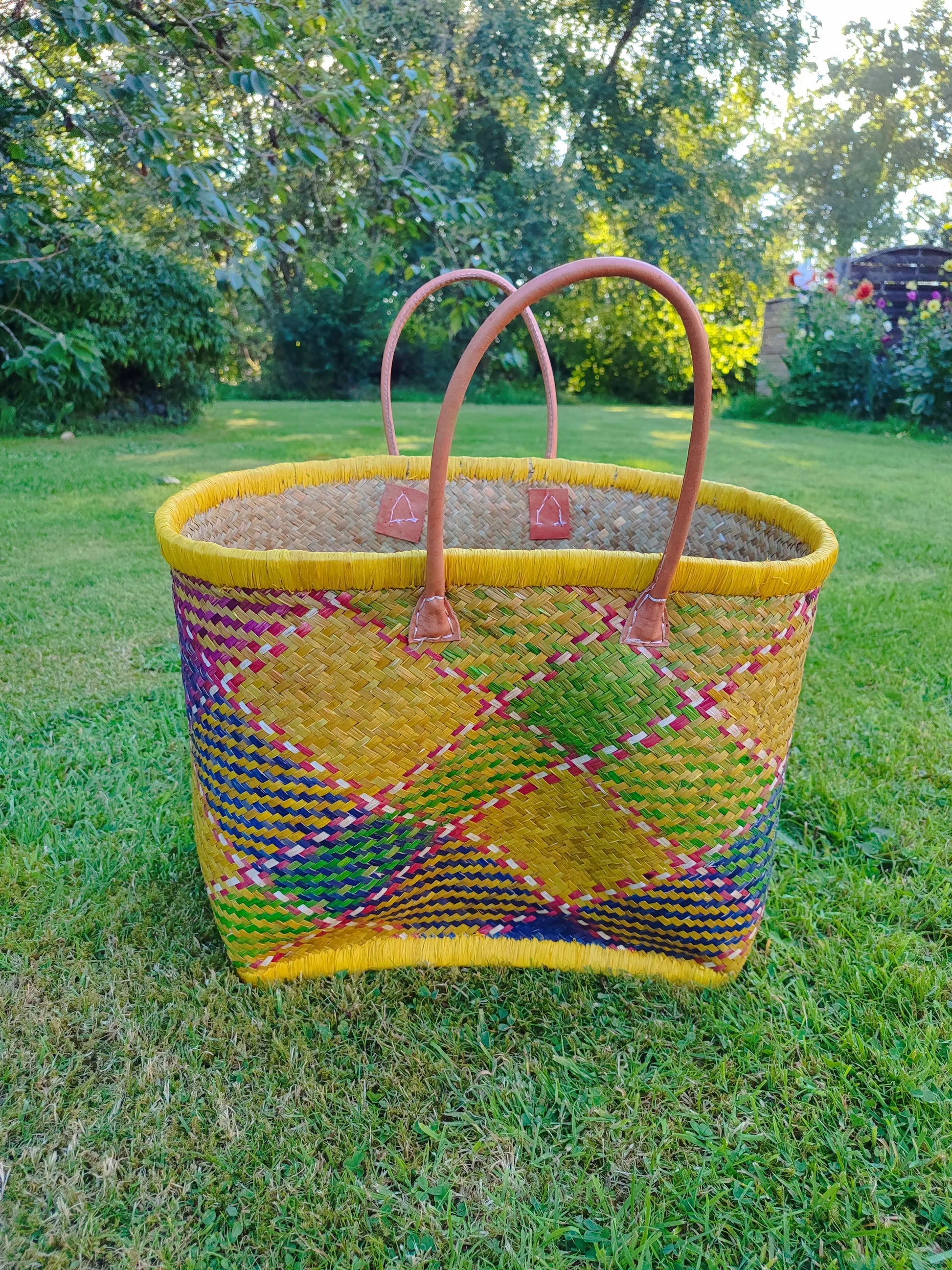 Grand panier en osier multicolore – anses cuir – fait main – cabas marché & plage Le Grenier de la Presqu'ile