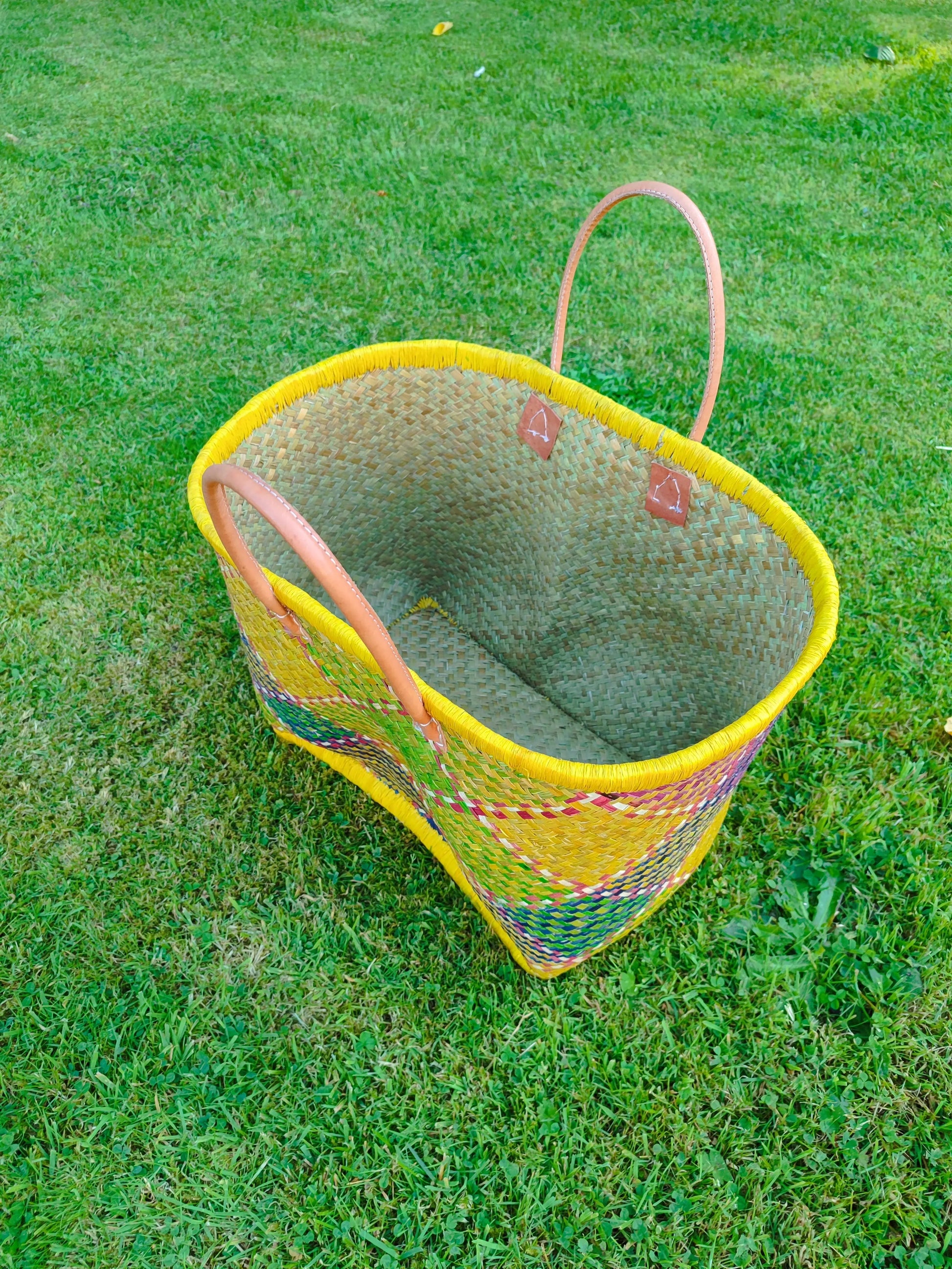 Grand panier en osier multicolore – anses cuir – fait main – cabas marché & plage Le Grenier de la Presqu'ile