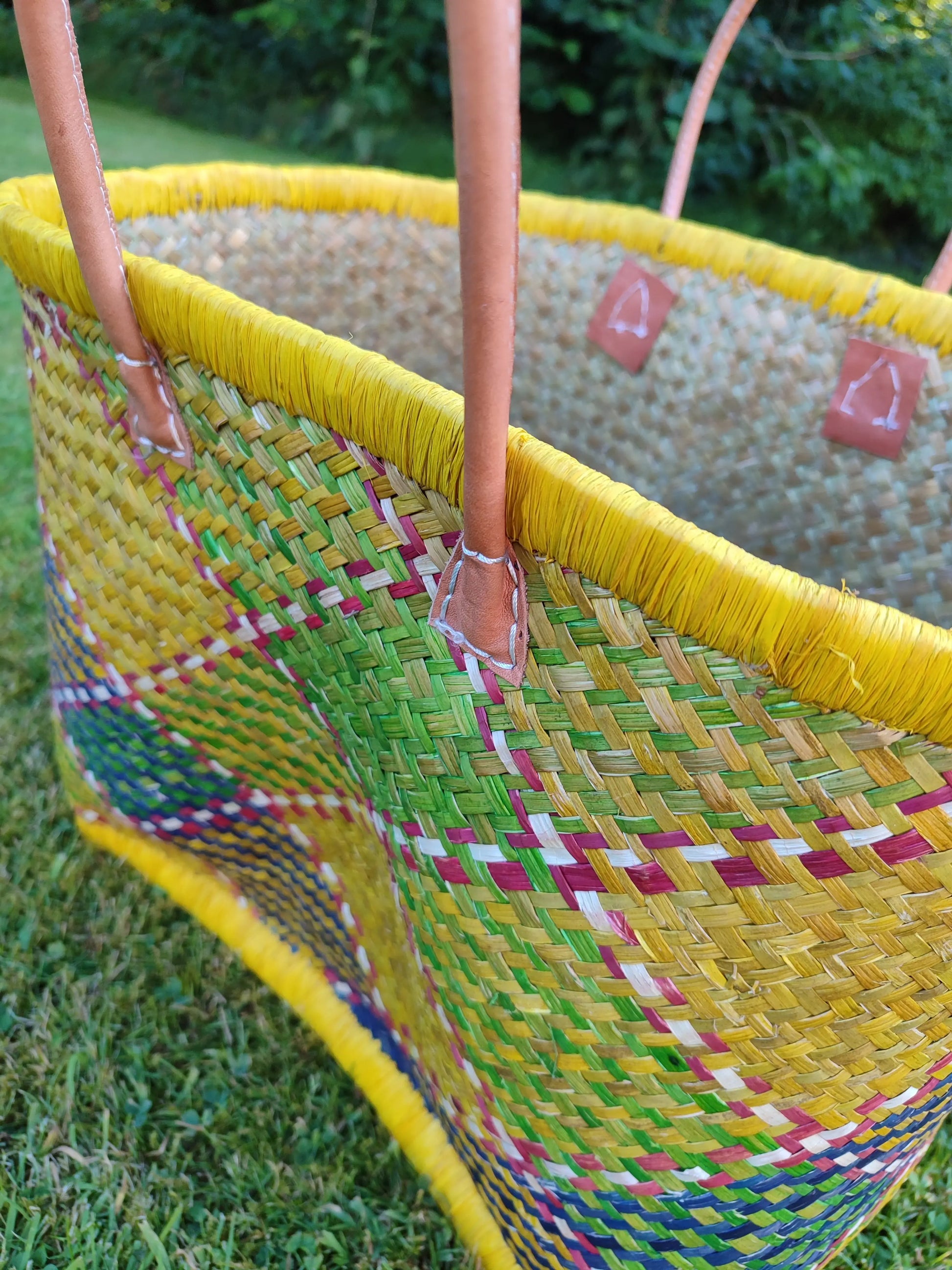 Grand panier en osier multicolore – anses cuir – fait main – cabas marché & plage Le Grenier de la Presqu'ile