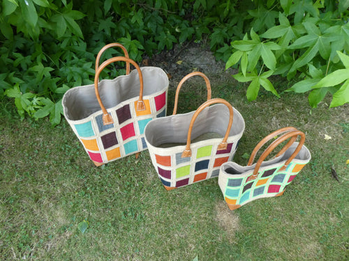 Cabas motif carré noir/blanc en cuir, panier artisanal trois tailles - vue du dessus des cabas sur herbe