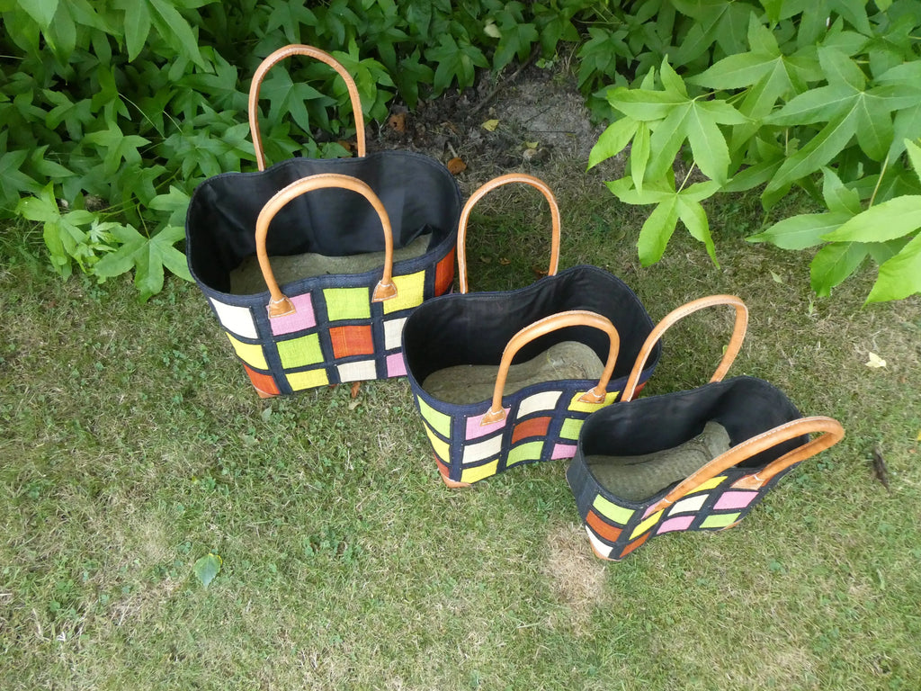 Cabas motif carré noir/blanc en cuir, panier artisanal trois tailles - vue de dessus des cabas colorés