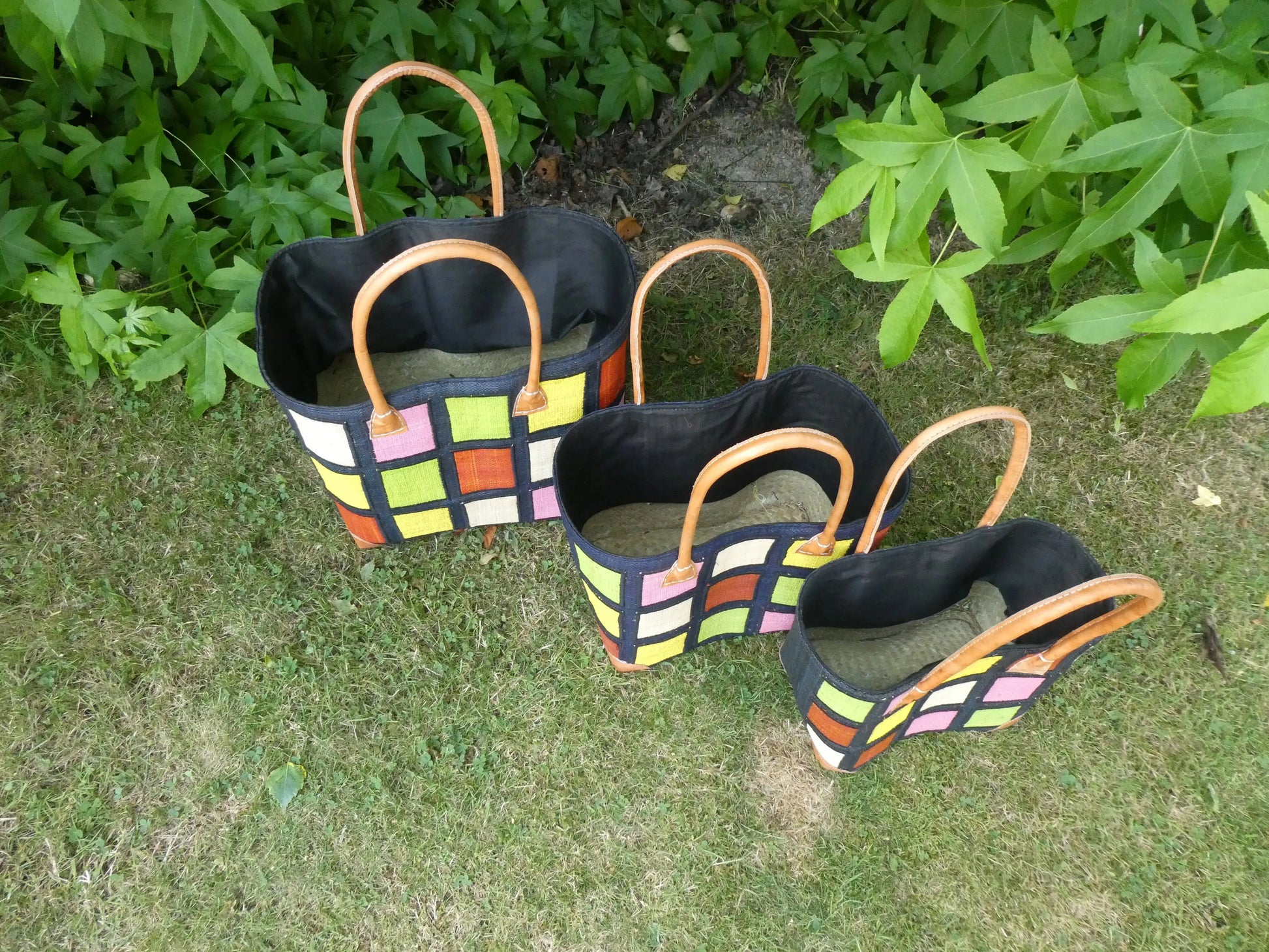 Cabas motif carré noir/blanc en cuir, panier artisanal trois tailles - vue de dessus des cabas colorés
