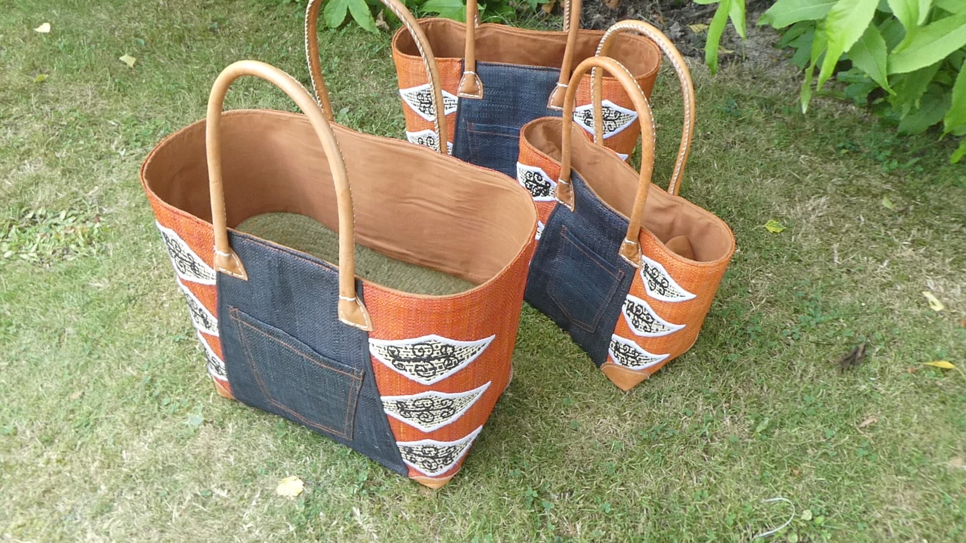 Vidéo du cabas africain motif orange en cuir, présentation du panier artisanal et des anses en cuir