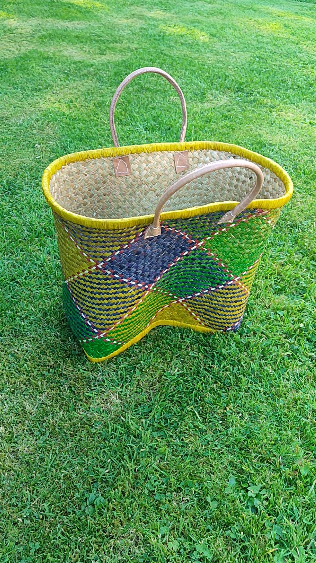 Grand panier en osier multicolore – anses cuir – fait main – cabas marché & plage